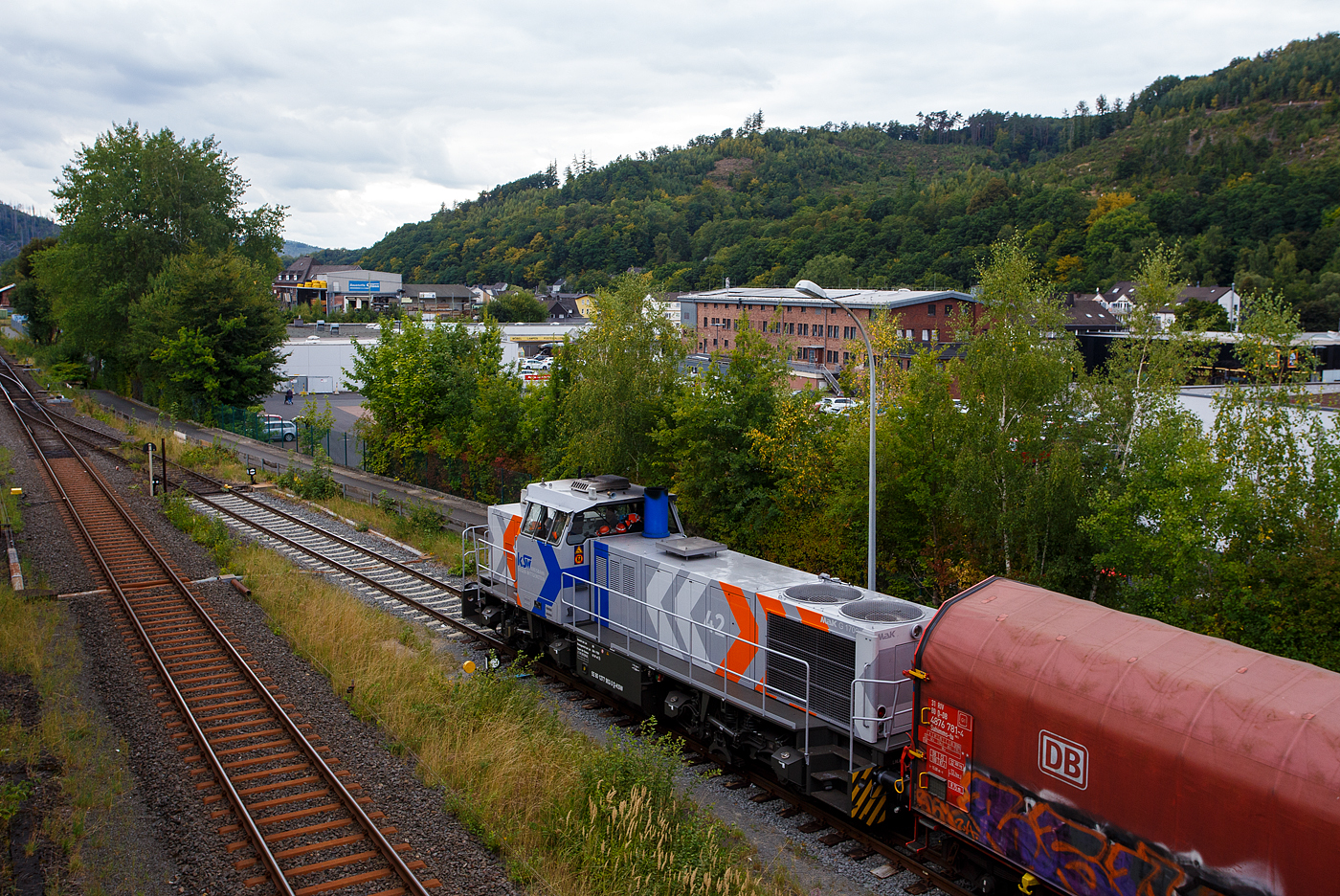 Noch ist die Gleissperre geschlossen, die steht die KSW 42 bzw. 277 902-3 (92 80 1277 902-3 D-KSW) der KSW (Kreisbahn Siegen-Wittgenstein) mit einem Übergabegüterzug auf den KSW Rangierbahnhof Herdorf (Freien Grunder Eisenbahn KSW NE447 / DB-Nr. 9275) zur Abfahrt bereit. Kurzdrauf wird sie mit dem Übergabegüterzug via Betzdorf/Sieg und Siegen nach Kreuztal losfahren.