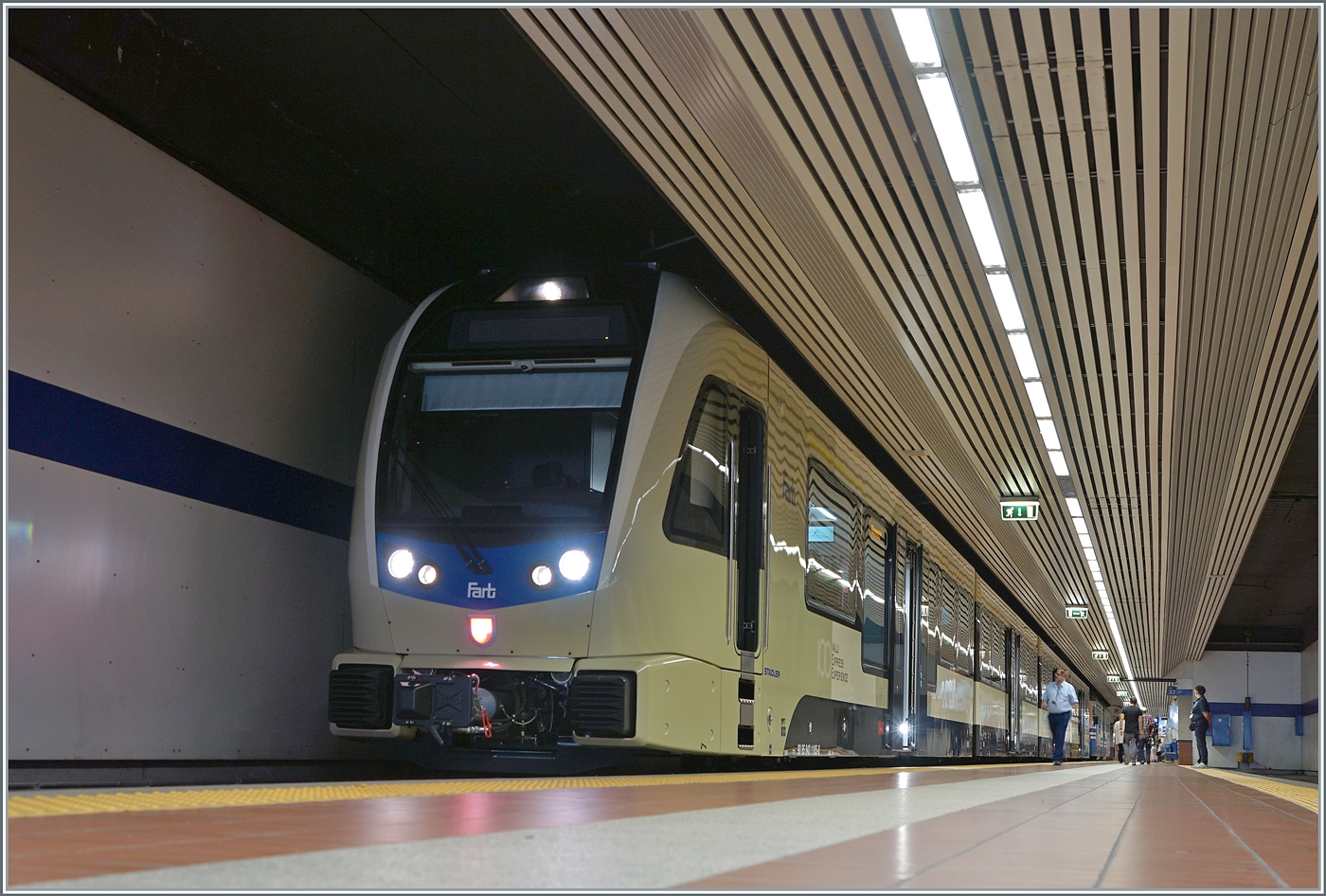 Noch mehr  Stadler  in Domodossola, diesmal im unterirdischen SSIF Valle Vigezzo Bahnhof; der neue FART ABe 8/16 (UIC 90 85 1105-8) wartet als PE 72 47 auf die Abfahrt nach Locarno. 22. August 2025 