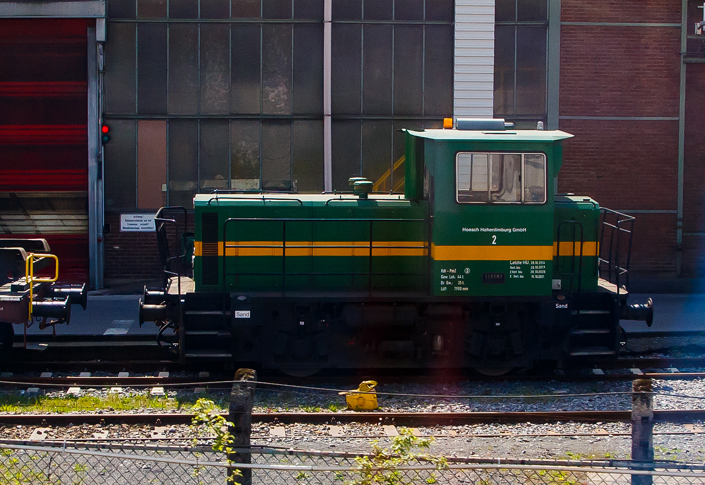 Noch steht sie bei der thyssenkrupp Hohenlimburg GmbH in Hagen-Hohenlimburg die Nr. 2, ex Hoesch Hohenlimburg 2, hier am 30.04.2022 aus einem IC heraus fotografiert, im Mai ging sie an die NFG Bahnservice GmbH in Neuoffingen. 

Die normalspurige zweiachsige Diesellokomotive ist eine SCHÖMA CFL 250 DVR mit hydraulischer Kraftübertragung. Sie wurde 1991 von der Christoph Schöttler Maschinenfabrik GmbH, kurz SCHÖMA, in Diepholz unter der Fabriknummer 5222 gebaut und an die VAW - Vereinigte Aluminiumwerke AG in Stade geliefert. 1999 ging sie über Gmeinder an die Hoesch Hohenlimburg GmbH in Hagen-Hohenlimburg. Im deutschen Fahrzeugeinstellungsregister wäre die NVR-Nummer 98 80 0991....vorgesehen, diese hat hier aber keine öffentliche Zulassung.
