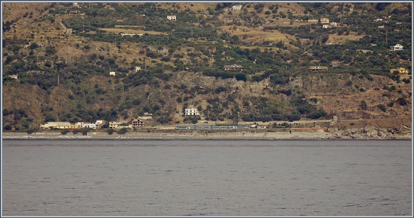 NOcheinmal, nun mit etwas mehr Zug und weniger Landschaft: Zwischen Messina und Taormina-Giardini ist ein HTR 412  Blues  als R 12961 bei S.Alessio Siculo-Forza d'Agrò auf der Fahrt nach Catania.

24. Sept. 2025