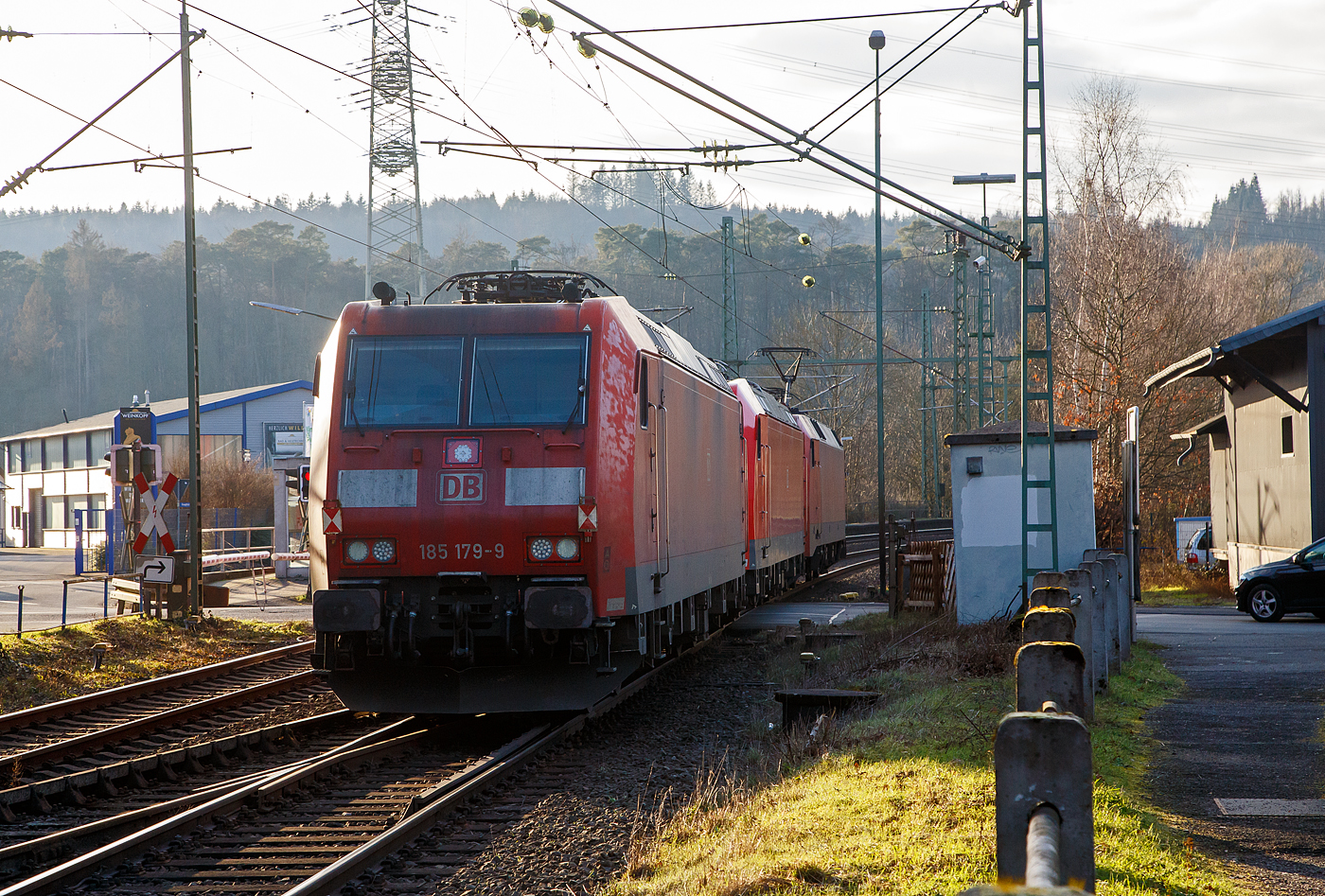 Nochmal als Nachschuss mit Gegenlicht...
Die 152 069-1 (91 80 6152 069-1 D-DB) der DB Cargo AG fährt am 28.01.2023 als Lokzug, mit zwei Bombardier TRAXX F140 AC1 am Haken, durch Scheuerfeld (Sieg) in Richtung Köln.

Am Haken waren die DB185 013-0 (91 80 6185 013-0 D-DB) und dahinter die DB 185 179-9 (91 80 6185 179-9 D-DB).

Lebensläufe der Lok:
• Die Siemens ES64F (152 069-1) wurde 1999 noch von Krauss-Maffei in München-Allach unter der Fabriknummer 20196 gebaut.
• Die TRAXX F140 AC1 (185 013-0) wurde 2001 von ADtranz (ABB Daimler-Benz Transportation GmbH) in Kassel unter der Fabriknummer 33410 gebaut. 
• Die TRAXX F140 AC1 (185 179-9) wurde 2004 von Bombardier in Kassel unter der Fabriknummer 33662 gebaut.