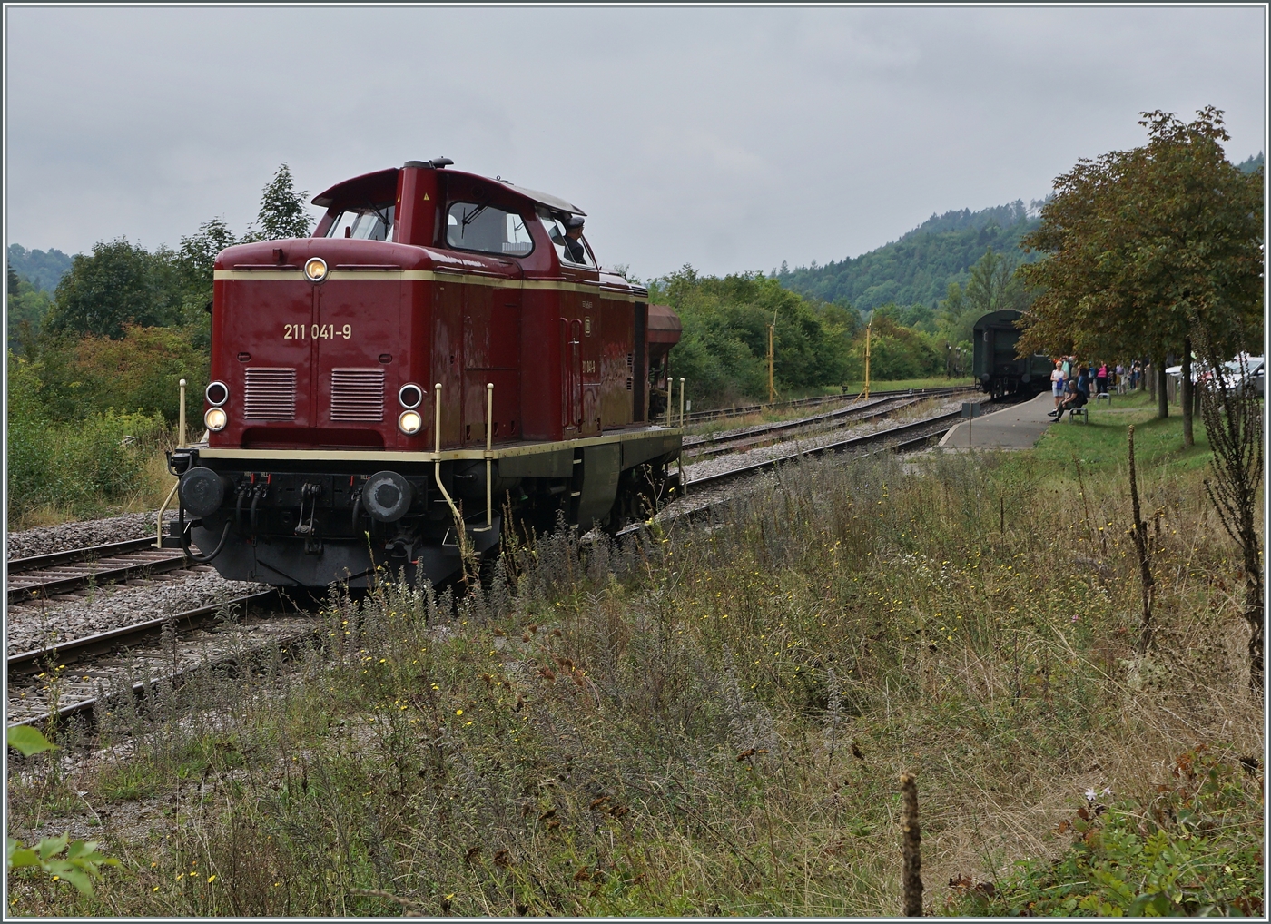 Nochmals die Diesellok 211 041-9 (92 80 1211 041-9 D-NeSA) in Weizen. 

27. August 2022