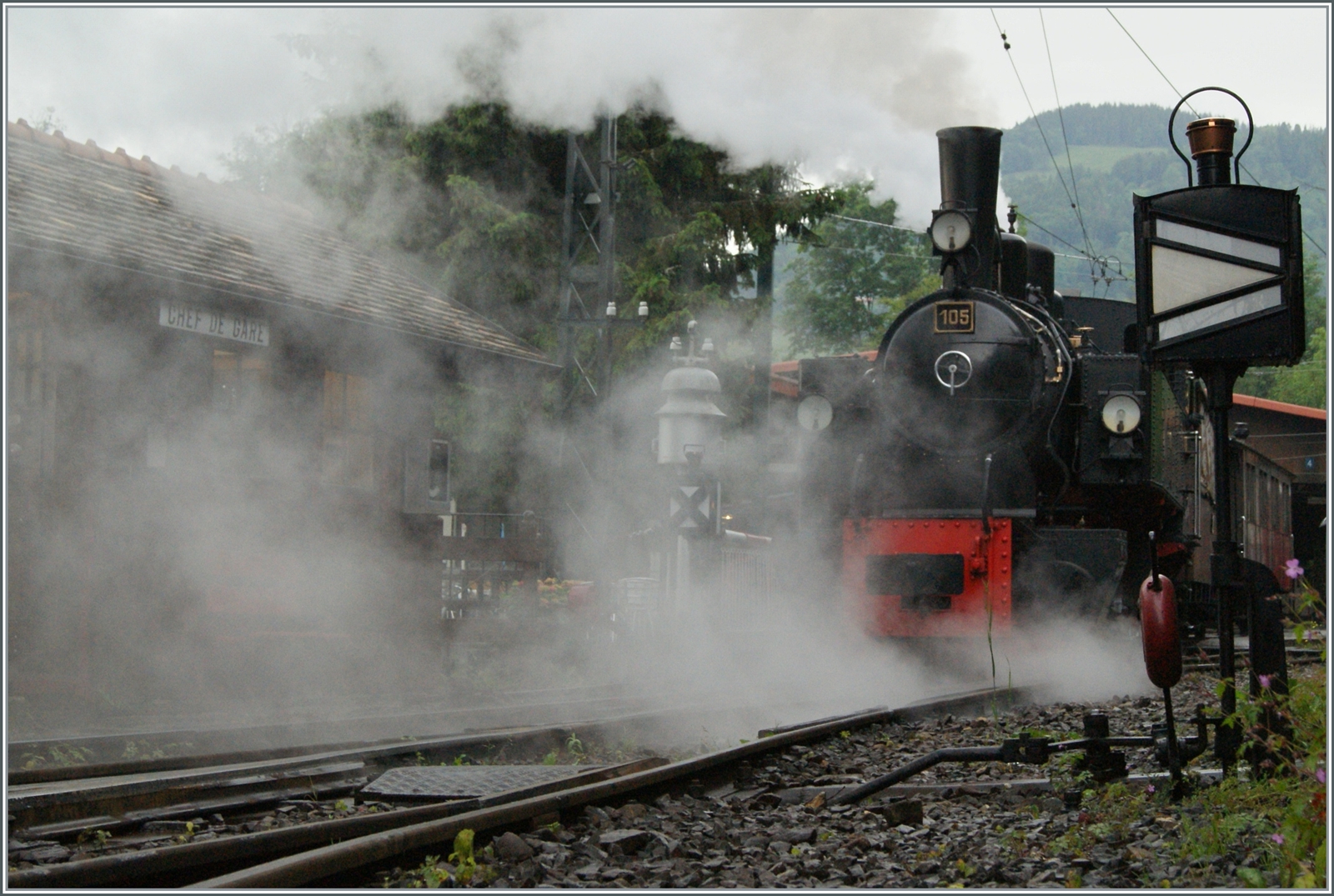 Nochmals die SEG G 2x 2/2 105 der Blonay Chamby Bahn die mich in Chaulin mit einigen  herrlichen Szenen verwöhnte, die einer Dampflok alle Ehre machten.

9. Juni 2024