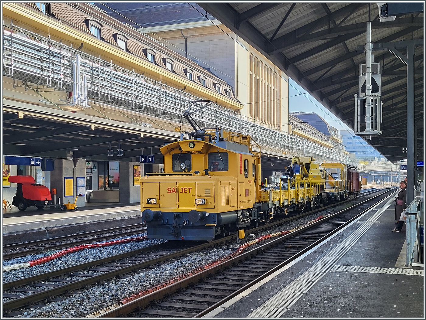 Nun aufgebügelt, wartet der Sajet Tem 97 850 225 183-5 CH-SAJET in Lausanne mit seinem Bauzug auf die Abfahrt.

4. März 2025 