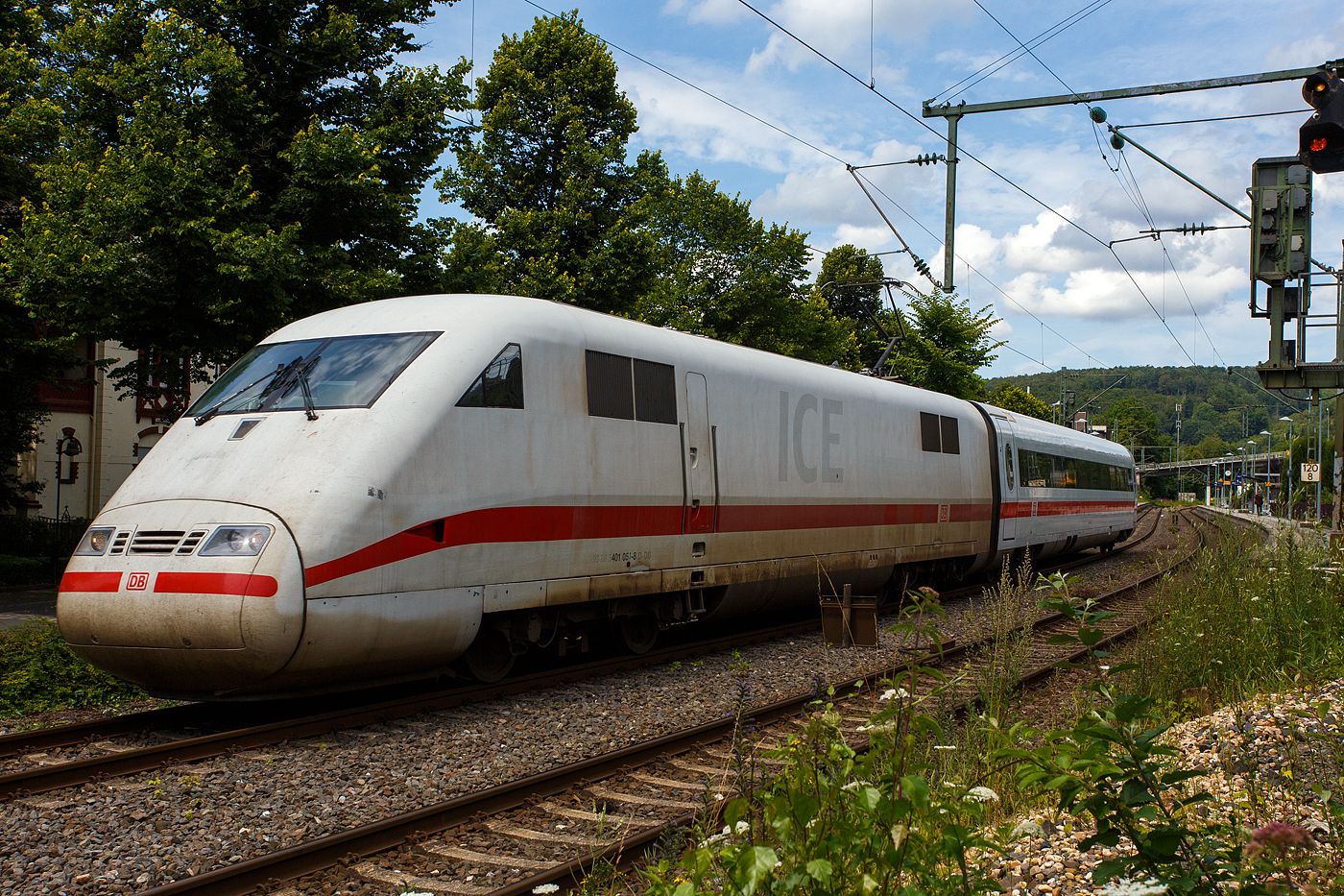 Nun fahren auch ICE auf der Siegstrecke (KBS 460), zwischen Siegen und Köln, auch wenn die Züge sehr kurz sind und nur in einer Richtung fahren können. 
Der ICE 1-Triebkopf 401 051-8 (93 80 5401 051-8 D-DB) mit dem 1. Klasse ICE1-Mittelwagen 801 047-2 (93 80 5801 047-2 D-DB / Wagen 11 vom Tz 0158 „Gütersloh“, beide der DB Fernverkehr AG, fahren am 18. Juli 2024 durch Kirchen (Sieg) in Richtung Köln.

Nochmals einen lieben Gruß an den netten Lokführer zurück.

Der Mittelwagen (Gattung Avmz ) sah recht frisch (wie neu) aus, obwohl er bereits 1991 von DUEWAG (Düsseldorfer Waggonfabrik AG) unter der Fabriknummer 89774 gebaut wurde. Der Triebkopf 401 051-8 wurde 1990 von der Krauss-Maffei AG in München-Allach  unter der Fabriknummer 19975 gebaut, der elektrische Teil wurde von SIEMENS geliefert.
