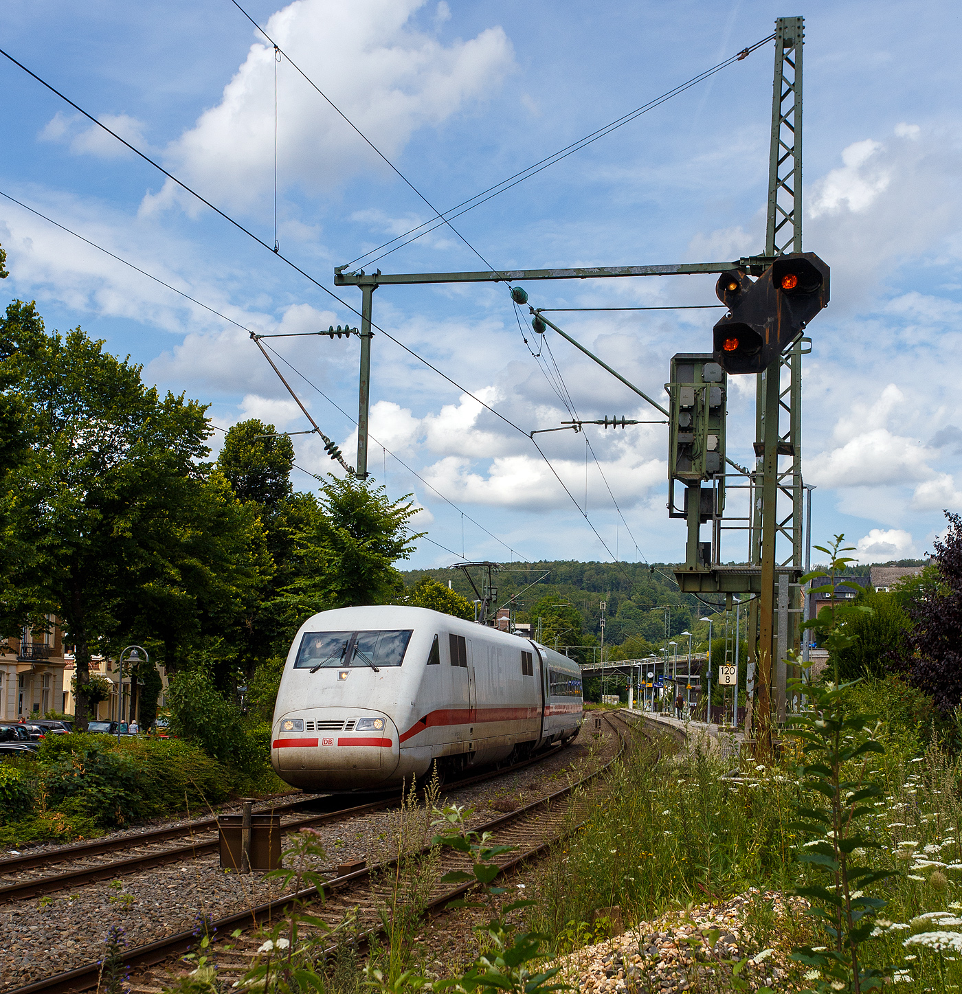 Nun fahren auch ICE auf der Siegstrecke (KBS 460), zwischen Siegen und Köln, auch wenn die Züge sehr kurz sind und nur in einer Richtung fahren können. 
Der ICE 1-Triebkopf 401 051-8 (93 80 5401 051-8 D-DB) mit dem 1. Klasse ICE1-Mittelwagen 801 047-2 (93 80 5801 047-2 D-DB / Wagen 11 vom Tz 0158 „Gütersloh“, beide der DB Fernverkehr AG, fahren am 18. Juli 2024 durch Kirchen (Sieg) in Richtung Köln.

Nochmals einen lieben Gruß an den netten Lokführer zurück.

Der Mittelwagen (Gattung Avmz ) sah recht frisch (wie neu) aus, obwohl er bereits 1991 von DUEWAG (Düsseldorfer Waggonfabrik AG) unter der Fabriknummer 89774 gebaut wurde. Der Triebkopf 401 051-8 wurde 1990 von der Krauss-Maffei AG in München-Allach  unter der Fabriknummer 19975 gebaut, der elektrische Teil wurde von SIEMENS geliefert.