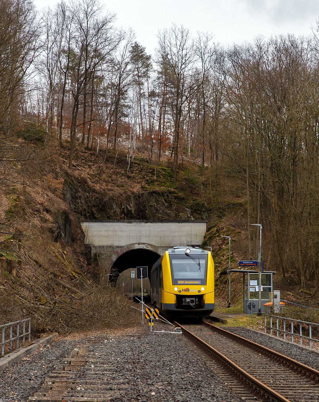 Nun fahren die Triebwagen der HLB RB 96 „Hellertalbahn“ auch endlich wieder den Bahnhof Herdorf an. Leider ist aber dann in Herdorf am Hp Königstollen Schluss, ab dort gibt es dann von und nach Betzdorf (Sieg) SEV. Nach dem Hangrutsch (Felssturz) am 23. Dezember 2022 in Herdorf kurz hinter dem Hp  Königsstollen (bei km 88,4), ist der Abschnitt nach Betzdorf weiterhin bis mindestens bis zum kleinen Fahrplanwechsel am 11. Juni 2023, gesperrt. Aber diese ungewöhnliche Führung bis zum Hp  Königsstollen, über den Bahnhof Herdorf hinaus ist nötig, denn in den nächsten Tagen sollen die der Abriss und der Neubau der „Hellerbrücke“ der Hellerstraße (bei „Steinaus Eck“) beginnen und der SEV wäre so nur noch über Daaden oder Kirchen möglich.

Der VT 506 (95 80 1648 106-0 D-HEB / 95 80 1648 606-9 D-HEB), ein Alstom Coradia LINT 41 der neuen Generation / neue Kopfform, der HLB (Hessische Landesbahn GmbH) hat am 20.03.2023, als RB 96 „Hellertalbahn“ nach Betzdorf, die derzeitige Endstation Herdorf Hp Königstollen erreicht. Zwischen hier und Betzdorf (Sieg) gibt es dann nur SEV.