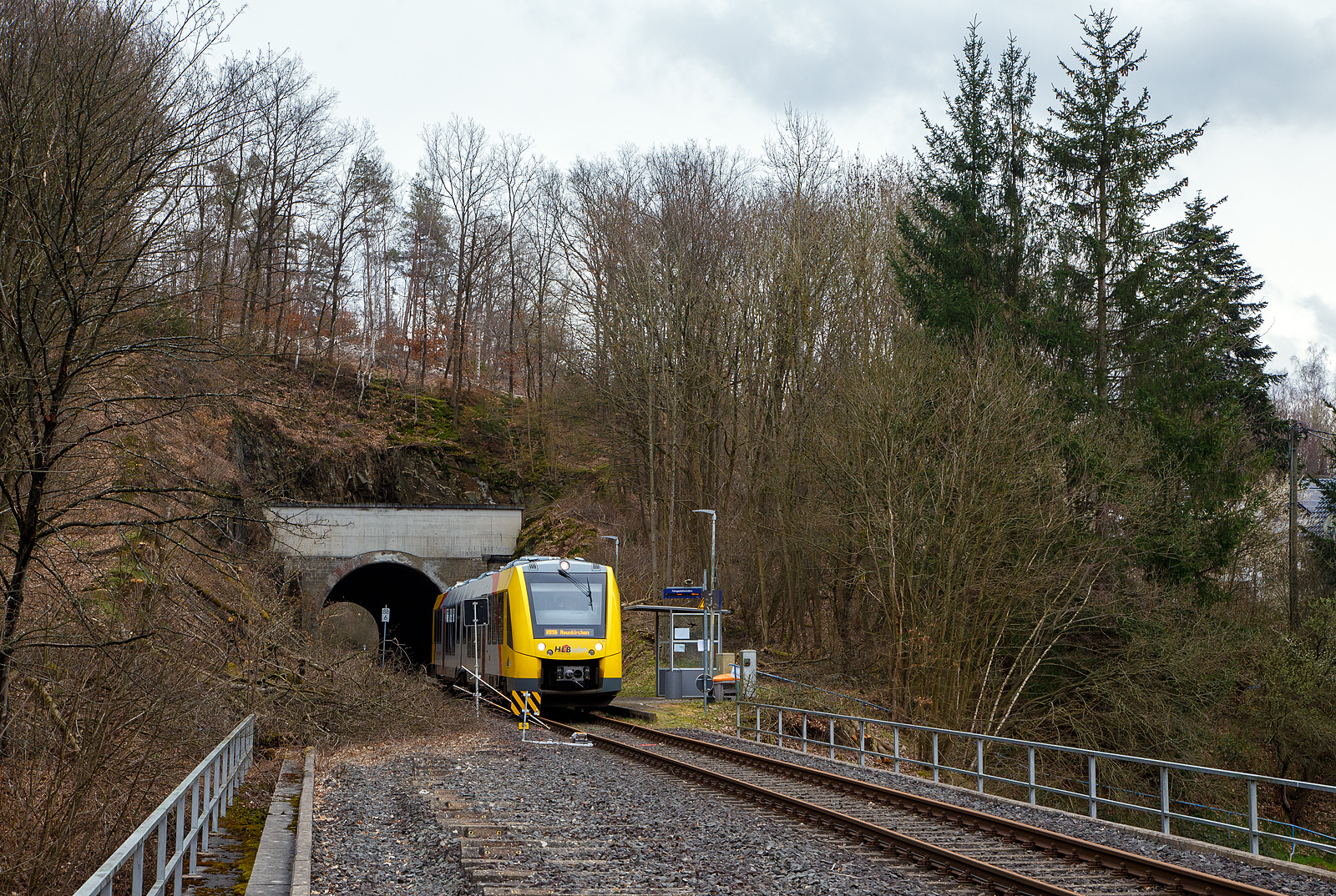 Nun fahren die Triebwagen der HLB RB 96 „Hellertalbahn“ auch endlich wieder den Bahnhof Herdorf an. Leider ist aber dann in Herdorf am Hp Königstollen Schluss, ab dort gibt es dann von und nach Betzdorf (Sieg) SEV. Nach dem Hangrutsch (Felssturz) am 23. Dezember 2022 in Herdorf kurz hinter dem Hp  Königsstollen (bei km 88,4), ist der Abschnitt nach Betzdorf weiterhin bis mindestens bis zum kleinen Fahrplanwechsel am 11. Juni 2023, gesperrt. Aber diese ungewöhnliche Führung bis zum Hp  Königsstollen, über den Bahnhof Herdorf hinaus ist nötig, denn in den nächsten Tagen sollen die der Abriss und der Neubau der „Hellerbrücke“ der Hellerstraße (bei „Steinaus Eck“) beginnen und der SEV wäre so nur noch über Daaden oder Kirchen möglich.

Der VT 506 (95 80 1648 106-0 D-HEB / 95 80 1648 606-9 D-HEB), ein Alstom Coradia LINT 41 der neuen Generation / neue Kopfform, der HLB (Hessische Landesbahn GmbH) hat am 20.03.2023, als RB 96 „Hellertalbahn“ nach Betzdorf, die derzeitige Endstation Herdorf Hp Königstollen erreicht. Zwischen hier und Betzdorf (Sieg) gibt es dann nur SEV.