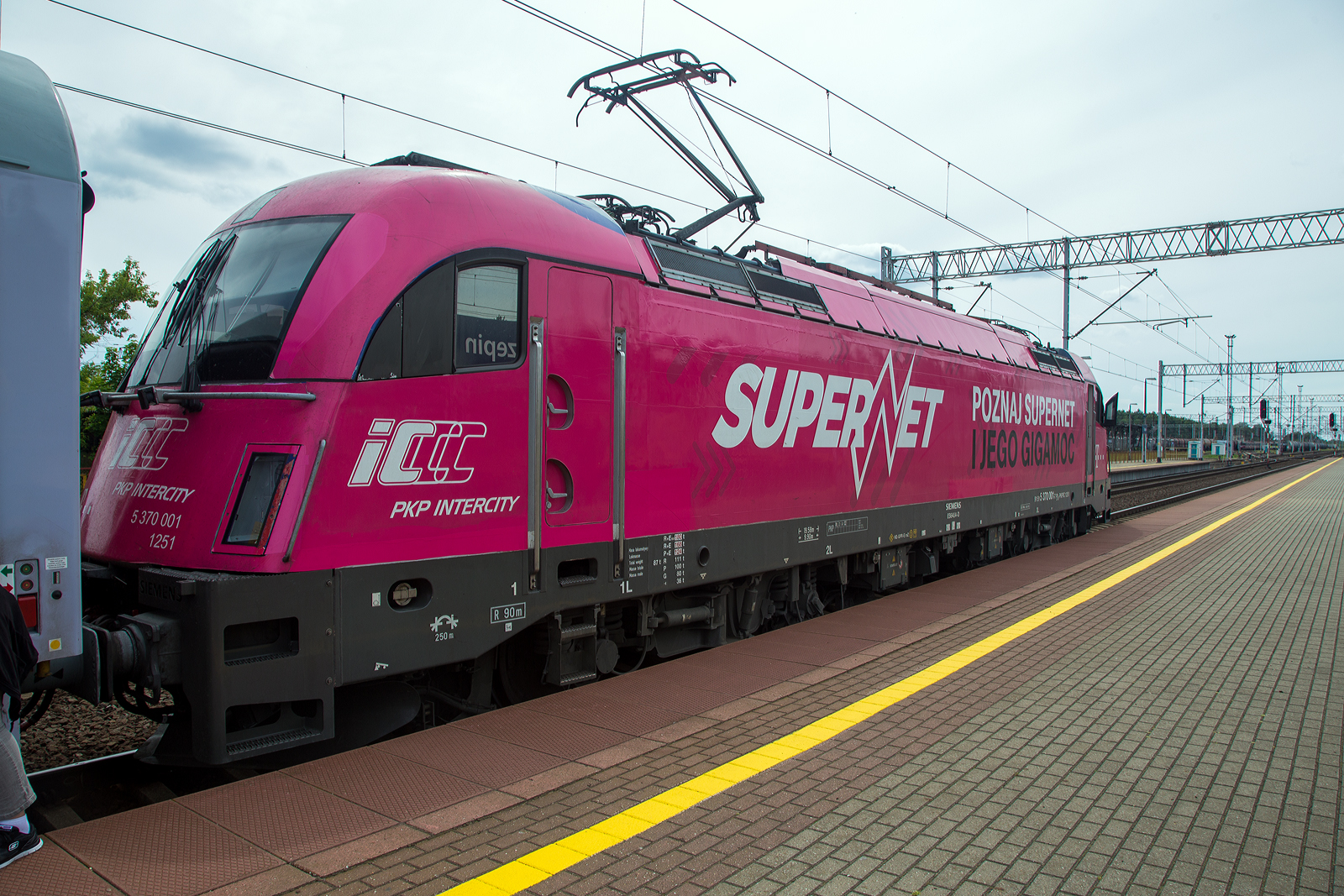 Nun geht es erstmal nicht weiter....
Die PKP Intercity EU 44-001  Husarz - Husar   5 370 001 (91 51 5370 001-7 PL-PKPIC 1251), eine Siemens ES64U4-D, hat am 27. Juni 2017, mit dem EIC 17003 / EC 44   Warszawa-Berlin-Express , den Bahnhof Rzepin / Polen (deutsch Reppen) p�nktlich erreicht. Doch hier hat er und somit auch wir 2,5 Stunden Zwangsaufenthalt. Grund daf�r war das wir ohne den zus�tzlich deutschen Lokf�hrer nicht weiterfahren konnten, da auf den bald folgenden deutschen Gleisen ein deutscher Lokf�hrer mit auf der Lok sein muss. Dies lag daran das der Gegenzug (der EC 45  Berlin-Warszawa-Express ) wegen Stellwerksst�rung in Berlin versp�tet in Rzepin ankam, von welchen der deutsche Lokf�hrer auf die Lok des EC 44 wechselte.

Der Bahnhof Rzepin (fr�her Reppen) befindet sich in der gleichnamigen Stadt in Polen, etwa 15 km von der deutsch-polnischen Grenze bzw. Frankfurt an der Oder entfernt. Der Bahnhof ist Kreuzungspunkt zweier wichtiger Hauptstrecken. Der Bahnhof ist Grenzbahnhof f�r den Verkehr zwischen Deutschland und Polen.
