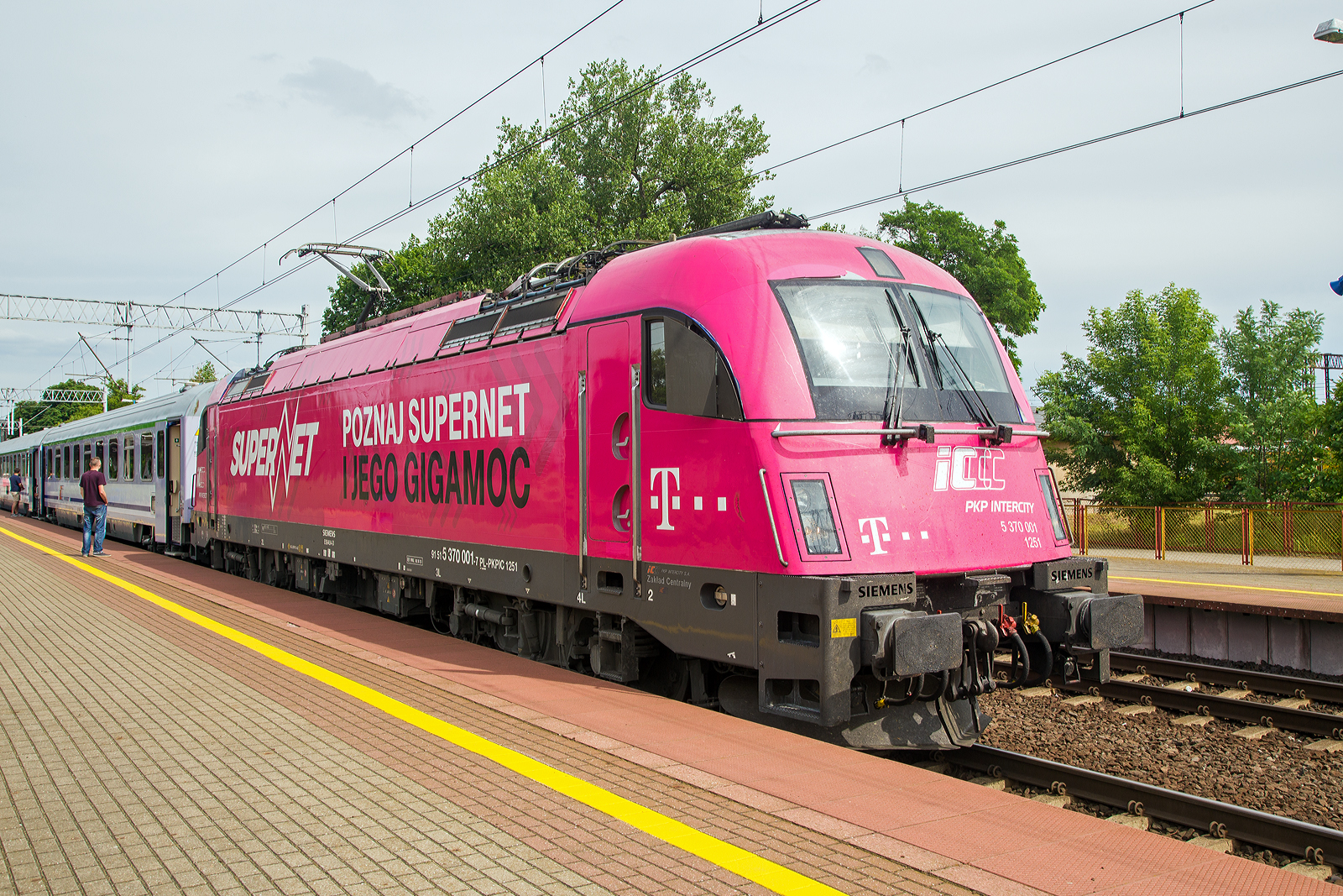 Nun geht es erstmal nicht weiter....
Die PKP Intercity EU 44-001  Husarz - Husar   5 370 001 (91 51 5370 001-7 PL-PKPIC 1251), eine Siemens ES64U4-D, hat am 27. Juni 2017, mit dem EIC 17003 / EC 44   Warszawa-Berlin-Express , den Bahnhof Rzepin / Polen (deutsch Reppen) p�nktlich erreicht. Doch hier hat er und somit auch wir 2,5 Stunden Zwangsaufenthalt. Grund daf�r war das wir ohne den zus�tzlich deutschen Lokf�hrer nicht weiterfahren konnten, da auf den bald folgenden deutschen Gleisen ein deutscher Lokf�hrer mit auf der Lok sein muss. Dies lag daran das der Gegenzug (der EC 45  Berlin-Warszawa-Express ) wegen Stellwerksst�rung in Berlin versp�tet in Rzepin ankam, von welchen der deutsche Lokf�hrer auf die Lok des EC 44 wechselte.

Der Bahnhof Rzepin (fr�her Reppen) befindet sich in der gleichnamigen Stadt in Polen, etwa 15 km von der deutsch-polnischen Grenze bzw. Frankfurt an der Oder entfernt. Der Bahnhof ist Kreuzungspunkt zweier wichtiger Hauptstrecken. Der Bahnhof ist Grenzbahnhof f�r den Verkehr zwischen Deutschland und Polen.
