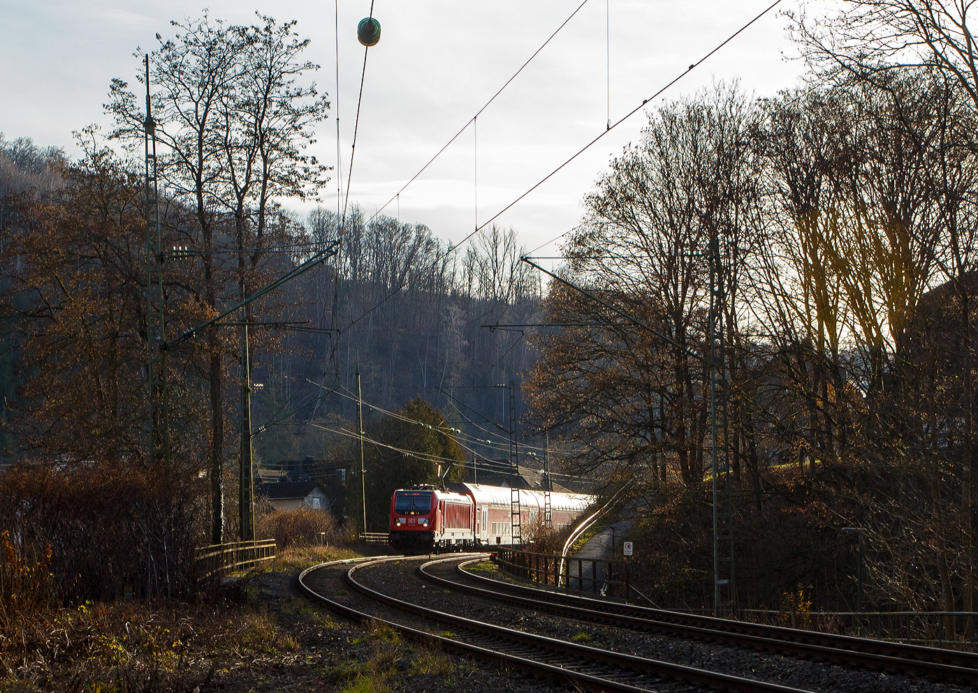 Nun haben die 147er (Traxx P160 AC3) auf der Siegstrecke Einzug gehalten....
Die 147 016 (91 80 6147 016-0 D-DB) der DB Regio NRW erreicht am 16. Dezember 2025, mit dem RE 9 (rsx - Rhein-Sieg-Express) Aachen - Köln – Siegen, gleich den Bahnhof Kirchen/Sieg. 

Die TRAXX P160 AC1 wurde 2016 von Bombardier in Kassel unter der Fabriknummer 35108 gebaut.

Die BR 147 ist eine Baureihe von Mehrzwecklokomotiven des Herstellers
Bombardier (Bombardier Traxx P160 AC3). Von ihnen wurden 20 Lokomotiven dieses Typs von DB Regio Baden-Württemberg bestellt und wurden 2017 ausgeliefert.

TECHNISCHE DATEN:
Spurweite: 1.435 (Normalspur) 
Achsformel: Bo’Bo’
Länge über Puffer: 18.900 mm 
Drehzapfenabstand:10.440 mm
Höhe: 4.283 mm
Breite: 2.977 mm 
Treibraddurchmesser:  1.250 mm (neu) / 1.170 mm (abgenutzt)
Dienstgewicht: 87 t
Dauerleistung: 5.600 kW (7.600 PS)
Höchstgeschwindigkeit: 160 km/h
Anfahrzugkraft:  300 kN
Antrieb: Hohlwellenantrieb (statt Tatzlager der BR 187)