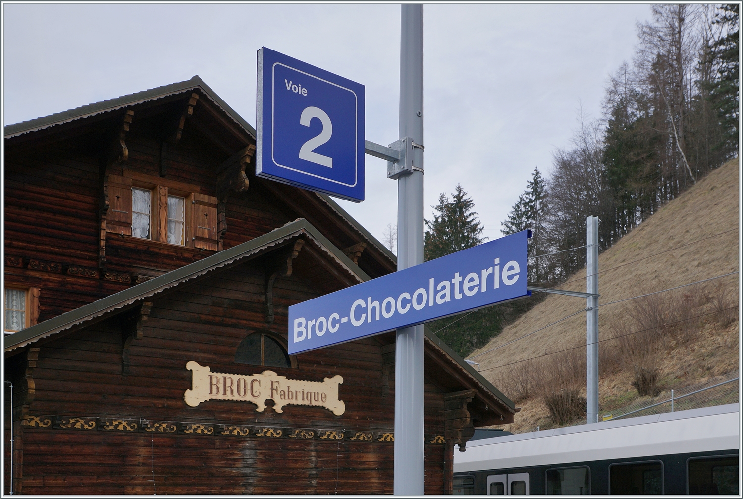 Nun hängt das neune Schild und auch der Bahnhof hat einen neuen Namen: Seit dem 10. Dez. 2023 heisst der Bahnhof nicht mehr Broc Fabrique sondern Broc Chocolaterie. So wird unmissverständlich klar, war in der  Fabrique  produziert wird!

24. Januar 2024