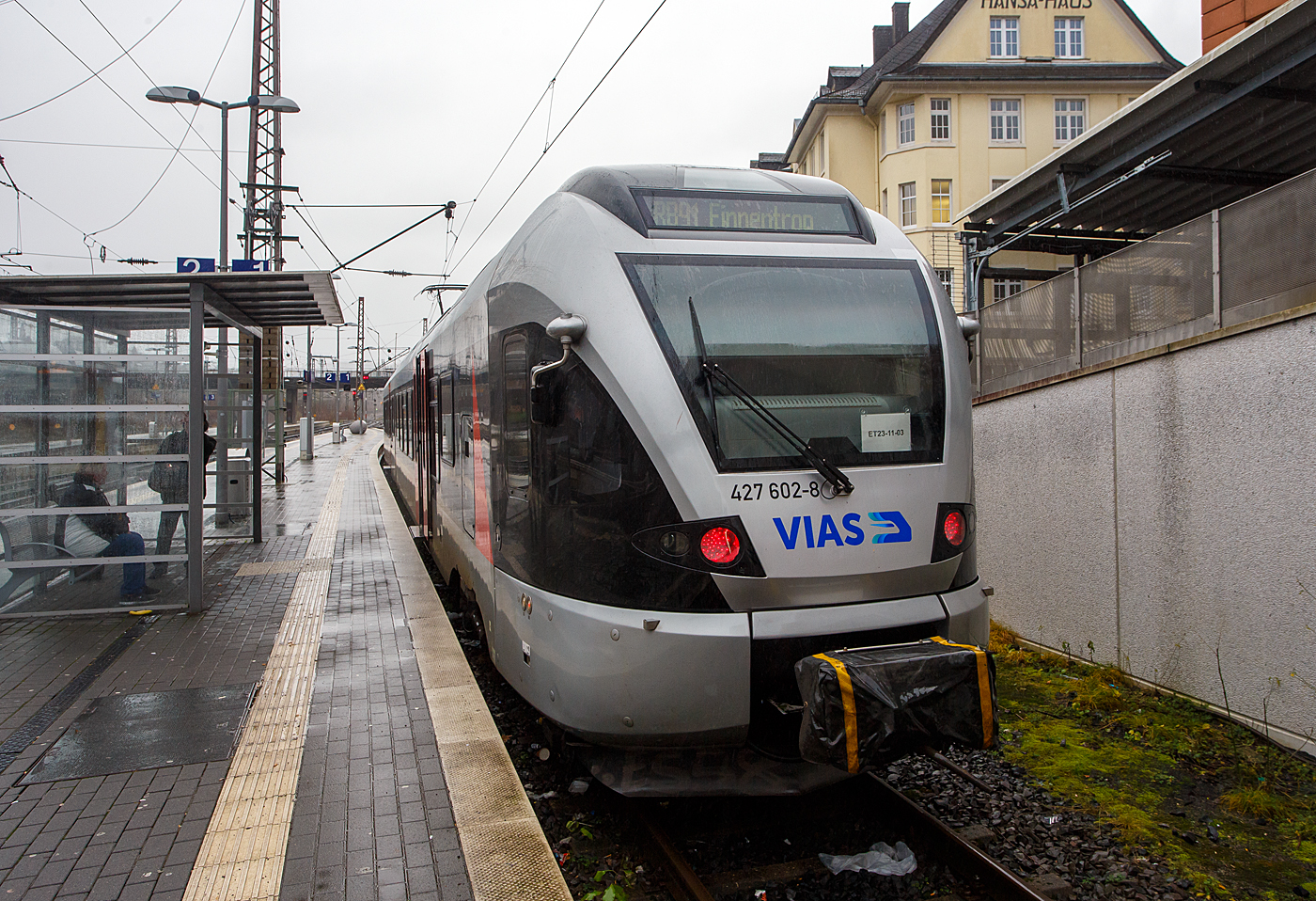 Nun mit VIAS-Logo.... 
Der (nun) VIAS Stadler FLIRT ET 23-11-03 (94 80 0427 102-9 D-VIASR / 94 80 0827 102-5 D-VIASR / 94 80 0427 602-8 D-VIASR), ex DB, ex Abellio Rail NRW ET 23 2103  Werdohl ,  ex ET 23 003, steht am 29 Dezember 2023, als RB 91  Ruhr-Sieg-Bahn  nach Finnentrop, auf Gleis 1 im Hauptbahnhof Siegen zur Abfahrt bereit.

Vom 9. Dezember 2007 bis zu seiner Insolvenz im Juli 2021 führte Abellio Rail NRW den Schienenpersonennahverkehr auf dem Ruhr-Sieg-Netz (RE 16 und RB 91) aus. Nach der Insolvenz übernahm zunächst per Direktvergabe wieder DB Regio mit dem Verkehr auf der Strecke bis Dezember 2023, seit dem Fahrplanwechsel im Dezember 2023 hat nun nach regulärer Vergabe schließlich die VIAS Rail GmbH den Schienenpersonennahverkehr (RE 16 / RB 91) bis Dezember 2034 übernommen.  VIAS Rail ist ein 100 %iges Tochterunternehmen der R.A.T.H.-Gruppe.

In Zusammenhang mit dem Neubau der Rahmedetalbrücke auf der A45 wurde die Nahverkehrsfreigabe der IC-Linie 34 zum 1. September 2022 auf den Abschnitt Dortmund–Iserlohn-Letmathe ausgeweitet, und seit dem 11. Dezember 2022 verkehrt in den Stunden ohne Intercity zwischen Siegen und Iserlohn-Letmathe anstelle der Linie RE 16 die neue Linie RE 34 (Dortmund-Siegerland-Express) betrieben durch die DB Regio, welche ebenfalls an Hagen vorbei nach Dortmund Hbf durchgebunden wird. So kann die Reisezeit zwischen Siegerland, Sauerland und Dortmund deutlich verkürzt werden. Eingesetzt werden neue Elektrotriebwagen des Typs Stadler Flirt 3 XL, aus aktuellen eigenen Beständen der S-Bahn Rhein-Ruhr.

Der FLIRT wurde 2007 von der Stadler Pankow GmbH in Berlin unter der Fabriknummer 34663 gebaut. Er wurde von Macquarie Rail (vormals CBRail) an die Abellio Rail NRW GmbH verleast bzw. vermietet. Im Jahr 2020 verkaufte Macquarie das Leasinggeschäft für Schienenfahrzeuge an die französischen Konkurrenten Akiem.