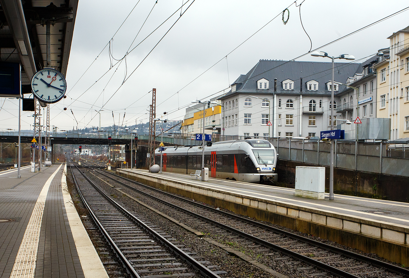 Nun mit VIAS-Logo....
Der VIAS ET 22-11-01 (94 80 0426 100-4 D-VIASR / 94 80 0826 100-0 D-VIASR) ein 2-teiliger Stadler Flirt, ex DB ET, ex Abellio Rail NRW ET 22 2101 bzw. ex ET 22 001, erreicht am 12 Februar 2024, als RB 91  Ruhr-Sieg-Bahn   (Hagen – Siegen), den Hauptbahnhof Siegen.

Vom 9. Dezember 2007 bis zu seiner Insolvenz im Juli 2021 führte Abellio Rail NRW den Schienenpersonennahverkehr auf dem Ruhr-Sieg-Netz (RE 16 und RB 91) aus. Nach der Insolvenz übernahm zunächst per Direktvergabe wieder DB Regio mit dem Verkehr auf der Strecke bis Dezember 2023, seit dem Fahrplanwechsel im Dezember 2023 hat nun nach regulärer Vergabe schließlich die VIAS Rail GmbH den Schienenpersonennahverkehr (RE 16 / RB 91) bis Dezember 2034 übernommen. VIAS Rail ist ein 100 %iges Tochterunternehmen der R.A.T.H.-Gruppe.
