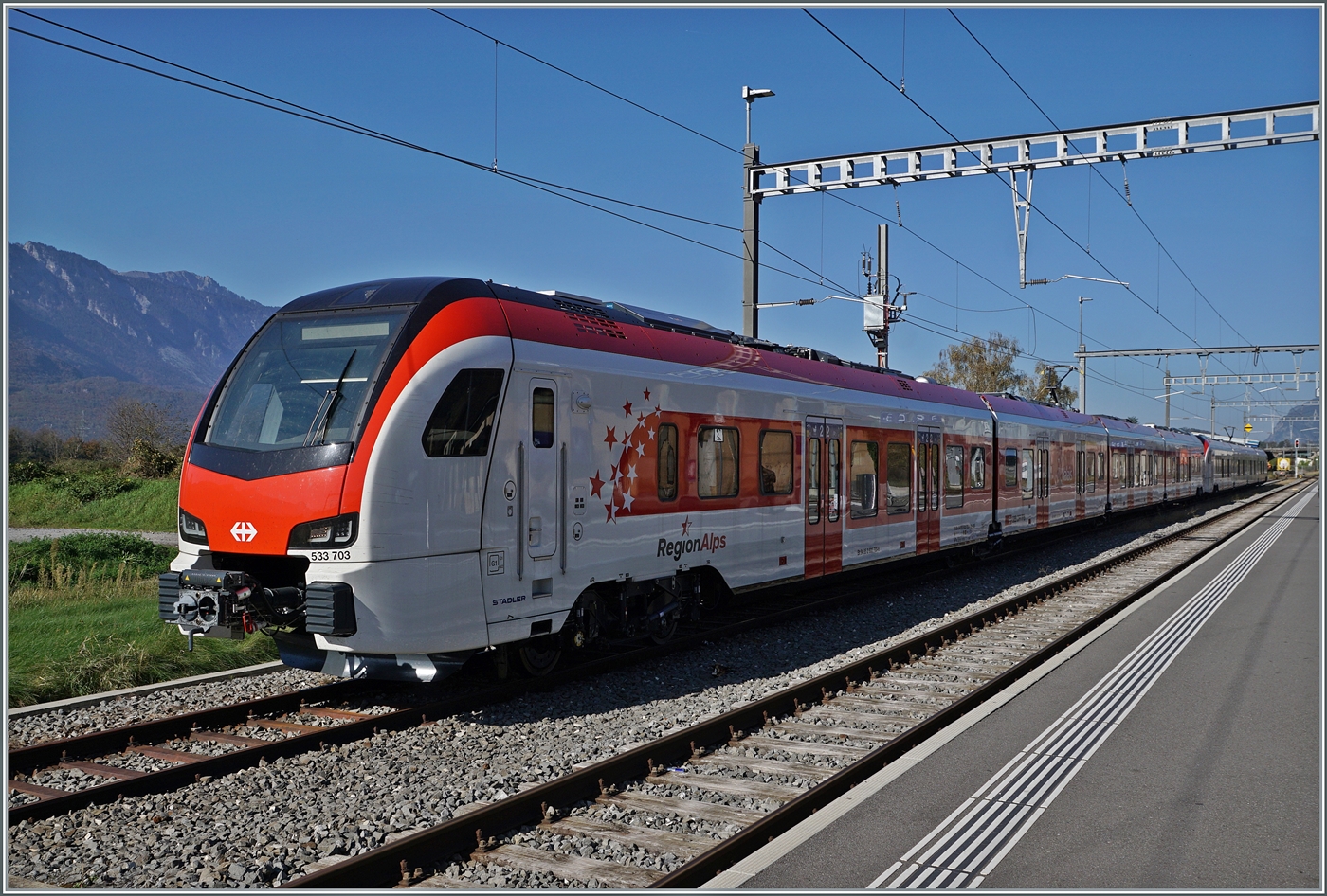 Nun werden sie wohl bald im Planbetrieb zu sehen sein die ersten neuen EVO RA Triebzüge, hier noch bei einer Testfahrt in Bex zu sehen: der neue RegionAlps RABe 533 703. Dahinter der SBB RABe 531 002. Interessanterweise ist der  RegionAlpes Triebzug trotz unterschiedlicher Farbgebung, einer anderen Einteilung der 1. Klasse und einer anderen Baureihen Bezeichnung ein SBB Triebzug, wie jedenfalls die UIC Nummer verkündet: RABe 94 85 0 533 703-0 CH-SBB.

30. Oktober 2024