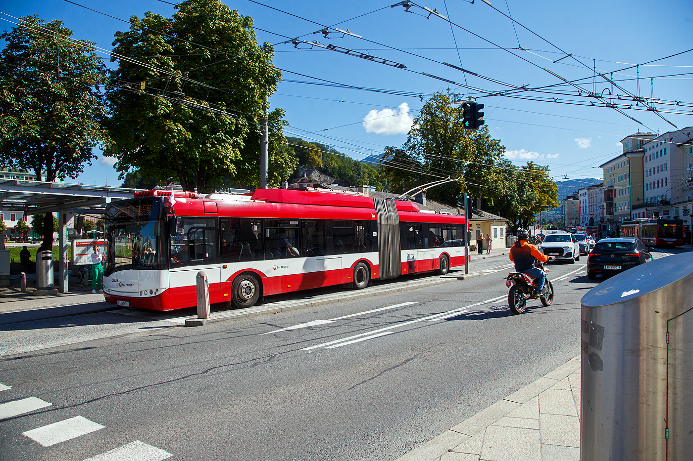OBUS 303 (S 812 TU) der Salzburg AG ein Solaris Gelenktrolleybus vom Typ Solaris Trollino III 18 AC (Baujahr 2010 unter Fabriknummer 8802) am 12.09.2022 beim Ferdinand-Hanusch-Platz in Salzburg.

Die Obusse dieses Typs wurden ab Herbst 2009 bis 2011 wurden in Dienst gestellt. Die Fahrzeuge haben wie ihre Vorg�ngermodelle vom Typ Van Hool AG 300 T eine L�nge von 18 Metern und bieten dabei 38 Sitzpl�tze und knapp 100 Stehpl�tze an. Der in den Bussen verbaute Skoda Elektric-Motor leistet 250 kW. Der polnische Lieferant Solaris stattet die Busse mit zus�tzlichen Hilfsdieselmotoren aus, damit Ausf�lle der Oberleitung oder der Elektronik des Busses zumindest ein Aus-dem-Gefahrenbereich-Fahren des Fahrzeugs erm�glichen.

Die OBusse vom Typ Solaris Trollino III 18 AC tragen die SLB-Nummern von 301 bis 315.
