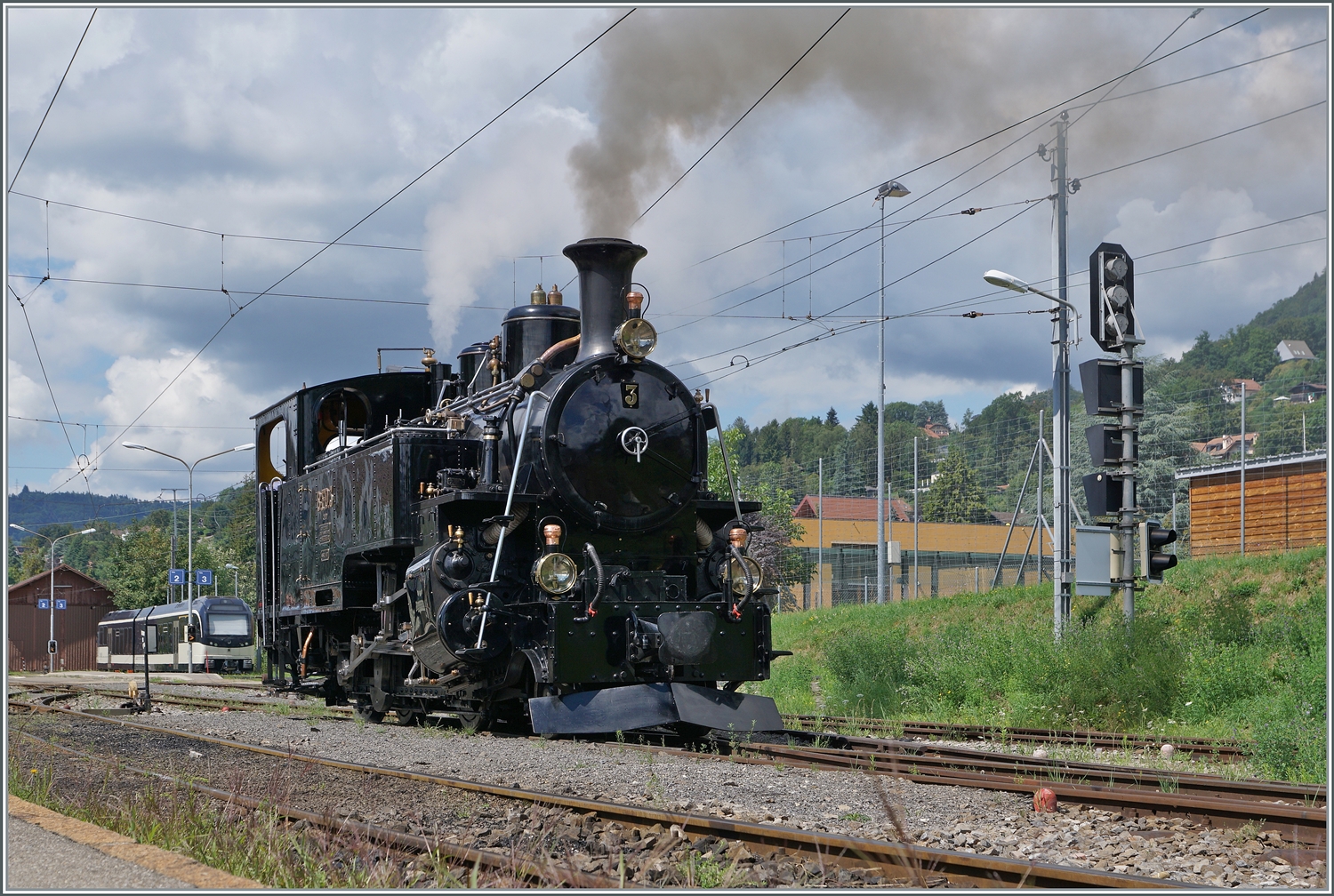 Obwohl oft fotografiert und gezeigt - immer wieder ein Blick wert: die BDF HG 3/4 N° der Blonay - Chamby Bahn,  hier in Blonay. 
5. Aug. 2023