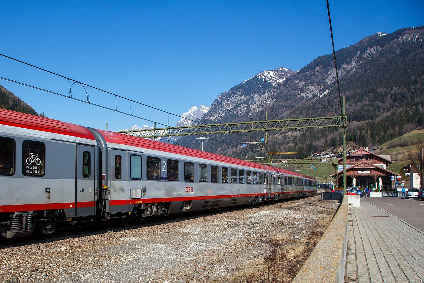 ÖBB 2.Klasse Abteilwagen der Bauart Bmz 73 (modernisierter Eurofima-Wagen), A-ÖBB 73 81 21-91 149-4 der Gattung Amz 73 (Z1), eingereiht als Wagen Nr. 259 in den DB/ÖBB EC 81von München via Kufstein, Innsbruck Brenner/Brennero, Bolzano/Bozen und Verona PN nach Bologna Centrale, am 28 März 2022 bei der Zugdurchfahrt im Bahnhof Gossensaß/Colle Isarco.

TECHNISCHE DATEN:
Hersteller: SGP Graz (1990
Spurweite: 1.435 mm
Länge über Puffer: 26 400 mm
Drehzapfenabstand: 19.000 mm
Leergewicht: 50 t
Höchstgeschwindigkeit: 200 km/h
Sitzplätze: 66 (2.Klasse)
Abteile: 11
Toiletten: 2 (geschlossenes System)