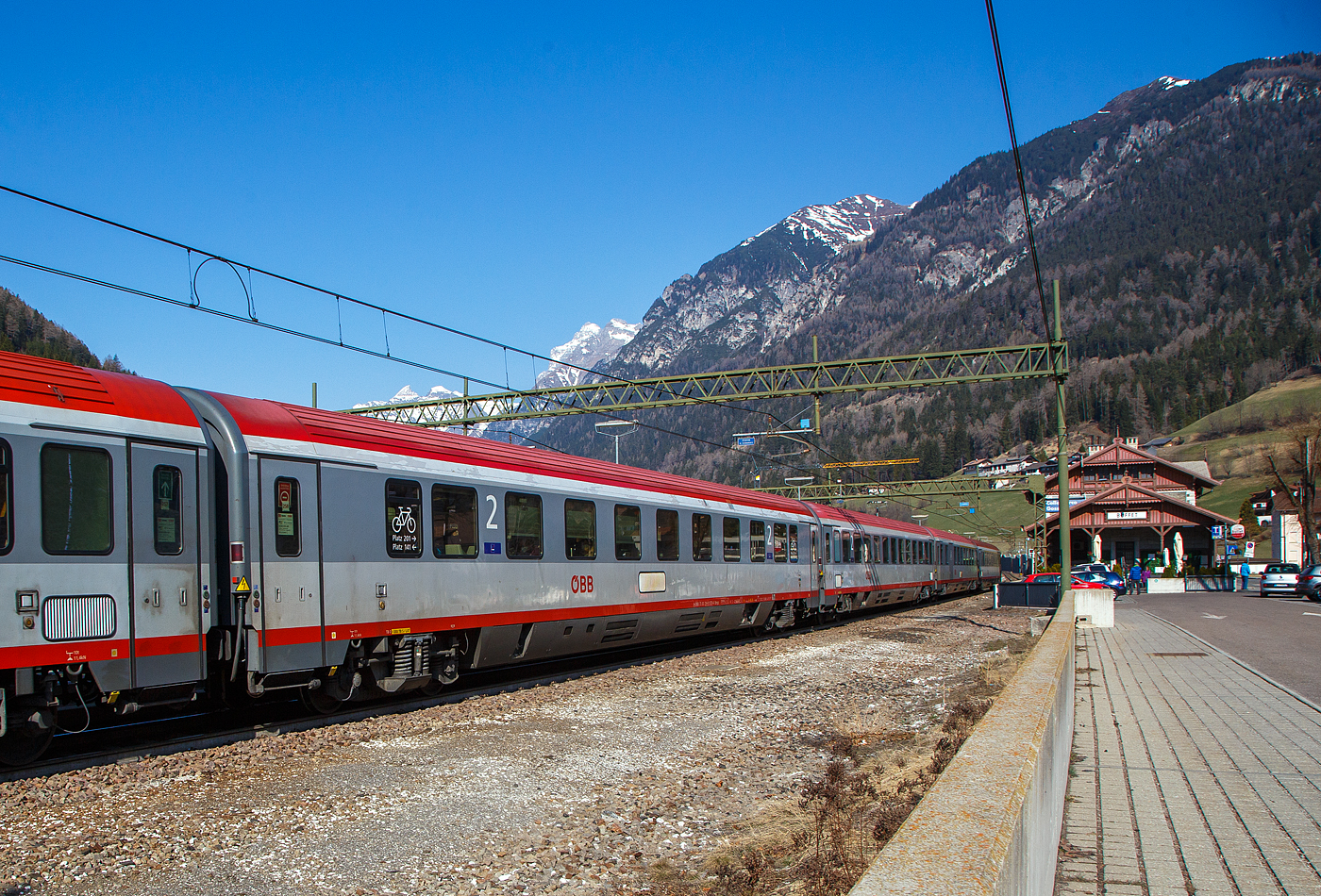 ÖBB 2.Klasse Großraumwagen der Bauart Bmpz 73 A-ÖBB 73 81 29-91 027-4 der Gattung Bmpz 73 (Z1), eingereiht als Wagen Nr. 258 in den DB/ÖBB EC 81von München via Kufstein, Innsbruck Brenner/Brennero, Bolzano/Bozen und Verona PN nach Bologna Centrale, am 28 März 2022 bei der Zugdurchfahrt im Bahnhof Gossensaß/Colle Isarco.

Diese vierachsigen 2. Klasse Eurofima-Wagen (UIC-Typ Z1) Bmpz 29-91 (Druckertüchtigte Ausführung) sind seit 1991 bei den OBB in Betrieb und werden für den Fernverkehr auf allen europäischen Normalspurstrecken eingesetzt. Die Wagen wurden zwischen 2002 und 2008 modernisiert

TECHNISCHE DATEN:
Hersteller: Jenbacher Werke oder SGP Simmering (Anfang der 1990er)
Spurweite: 1.435 mm
Länge über Puffer: 26 400 mm
Drehzapfenabstand: 19.000 mm
Achsstand: 21.500 mm
Achsstand im Drehgestell: 2.500 mm
Drehgestellbauart: SGP-300 R
Leergewicht: 50 t
Höchstgeschwindigkeit: 200 km/h
Sitzplätze: 74 (in der 2. Klasse)
Abteile: 2 vollklimatisierte Großraum-Abteile
Fahrradstellplätze: 2
Toiletten: 2 (geschlossenes System)
Bremse: O-PR-Mg
