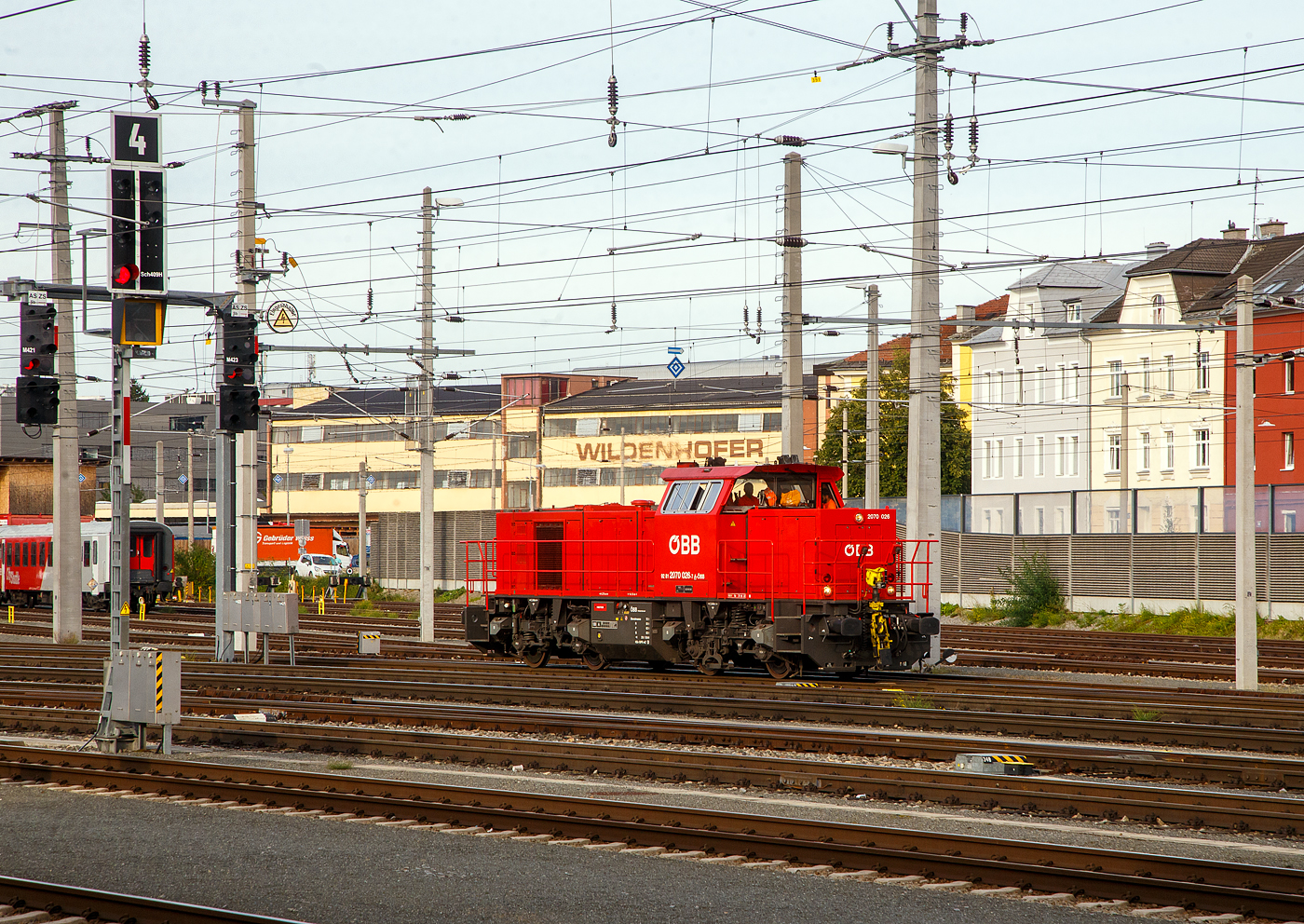 �BB BR 2070 „Hector“  (Vossloh  G 800 BB)
Die �BB 2070 026 (92 81 2070 026-7 A-�BB), eine „Hector“  bzw. Vossloh  G 800 BB f�hrt am 12.09.2022  als Lokzug bzw. auf Triebfahrzeugfahrt (Tfzf) durch den Hbf Salzburg.

Die „Hector“ wurde 2001, im Auftrag von Siemens (daher auch das 2. Rechte Fabrikschild) von der Vossloh Schienenfahrzeugtechnik GmbH in Kiel unter der Fabriknummer 1001073 gebaut und an die �BB als 2070 026-6 geliefert. 

Die Reihe 2070 der �BB ist eine dieselhydraulische Verschublokomotive (Rangierlokomotive) mit der Achsfolge B’B’. Die Lokomotiven dieser Baureihe, auch Hector genannt, wurden von Vossloh (vormals MaK) mit der Herstellerbezeichnung G 800 BB zwischen 2000 und 2004 gebaut. Die vierachsigen dieselhydraulischen Loks basieren auf den dritten Typenprogramms MaK. Die Lokomotiven wurden mit einem ger�umigeren F�hrerhaus mit Klimaanlage, den neuen Einheitsdrehgestellen und komfortableren Aufstiegen ausger�stet, womit sie die Vorreiterrolle f�r das 4. Typenprgramm �bernahmen..

Geschichte:
Gleichzeitig mit der Ausschreibung der neuen Streckendieselloks (Baureihe 2016) erfolgte die Ausschreibung von neuen Dieselloks f�r den Verschubdienst (Leistungsklasse B nach �BB-Definition). Der Auftrag ging zun�chst an Siemens AG �sterreich, die diesen an die Vossloh Schienenverkehrsgesellschaft mbH �bertrug. Die Firma Vossloh (vormals MaK) lieferte ab Jahresende 2000 sechzig solcher Dieselloks. Eine Option, die weitere drei�ig Loks umfasste, wurde bereits eingel�st. 

Konstruktion und Technik:
Die Reihe 2070 ist eine Mittelf�hrerstandslok. Die Loks sind modular aufgebaut und besitzen einen robusten Plattformrahmen, auf dem alle Hauptaggregate montiert sind. Die Vorbauten bestehen aus schmalen, einzeln abnehmbaren Hauben. Zur Vereinfachung von Wartungsarbeiten wurden T�ren angebracht. An den vier „Lokecken“ sind jeweils ger�umige Verschieberauftritte angebracht, die zugleich als F�hrerhauszug�nge dienen. Das F�hrerhaus ist mit zwei diagonal versetzten F�hrerstandspulten ausgestattet; die gro�en Fensterscheiben erlauben eine optimale Aussicht. Die Loks besitzen sowohl eine gew�hnliche Schraubenkupplung als auch eine automatische Rangierkupplung (Bauart RK 900). Die Drehgestelle sind MaK-Einheits-Drehgestelle, sie sind in geschwei�ter, kastenf�rmiger Hohlprofilbauweise hergestellt. Sie tragen mittels zwei Flexicoilfedern den gesamten Plattformrahmen. Die Zugkraft�bertragung erfolgt �ber tiefliegende Zug-Druck-Stangen. Der Einbau von Schlingerd�mpfern f�r h�here Geschwindigkeiten ist m�glich.

Die Antriebsanlage befindet sich im l�ngeren Vorbau. Sie setzt sich aus einem aufgeladenen 12-Zylinder- viertakt-Caterpillar-Dieselmotor vom Typ 3412E DI-TTA-JW, sowie aus dem zur Kraft�bertragung ben�tigten Voith-Turbowendegetriebe (Zwei-Wandler-Turbogetriebe Typ Voith  L3R4 zseU2) samt den Gelenkwellen und dem Achsgetriebe zusammen. Das Getriebe verf�gt �ber einen Strecken- und einen Rangiergang, das Umschalten kann nur im Stillstand erfolgen. Die Loks verf�gen �ber eine direkte und eine indirekte Bremse sowie eine Feststellbremse. Alle Loks haben Sifa und PZB90, eine Funkfernsteuerung und eine Vielfachsteuerung (mit gleicher Baureihe und Rh 2016).

TECHNISCHE DATEN:
Gebaute Anzahl: 90 f�r �BB und 6 weitere private
Hersteller: Vossloh (Kiel)
Spurweite:  1.435 mm (Normalspur)
Achsformel:  B’B’
L�nge �ber Puffer:  14.130  mm
Begrenzungslinie: UIC 505-1
Drehzapfenabstand: 6.700 mm
Achsabstand im Drehgestell: 2.400 mm
Raddurchmesser:  1.000 mm (neu) / 920 mm (abgenutzt)
Dienstgewicht: 72 t
Max. Radsatzlast : 18 t
Meterlast: 5.095 kg
Dieselmotor: 12-Zylinder-Viertakt- Dieselmotor mit Common-Rail-Einspritzsystem, Abgas-Turbolader und Ladeluftk�hlung vom Typ 3412E DI-TTA-JW
Nenndrehzahl des Dieselmotors: 650 bis  2.100 U/min
H�chstleistung des Dieselmotors: 745 kW
Dauerleistung: 738 kW (1.003 PS)
Anfahrzugkraft: 233 kN
Getriebe: Zwei-Wandler-Turbogetriebe vom Typ Voith L3r4zseU2
Zugelassene H�chstgeschwindigkeit: 100 km/h / Rangiergang 45 km/h
Kleinster Kr�mmungsradius (v max= 10 km/h): R 80 m
Tankinhalt : 3.000 l
Bremsbauart: KE-GPR m Z (D)

Quellen: �BB, �BB-Produktion GmbH und Wikipedia