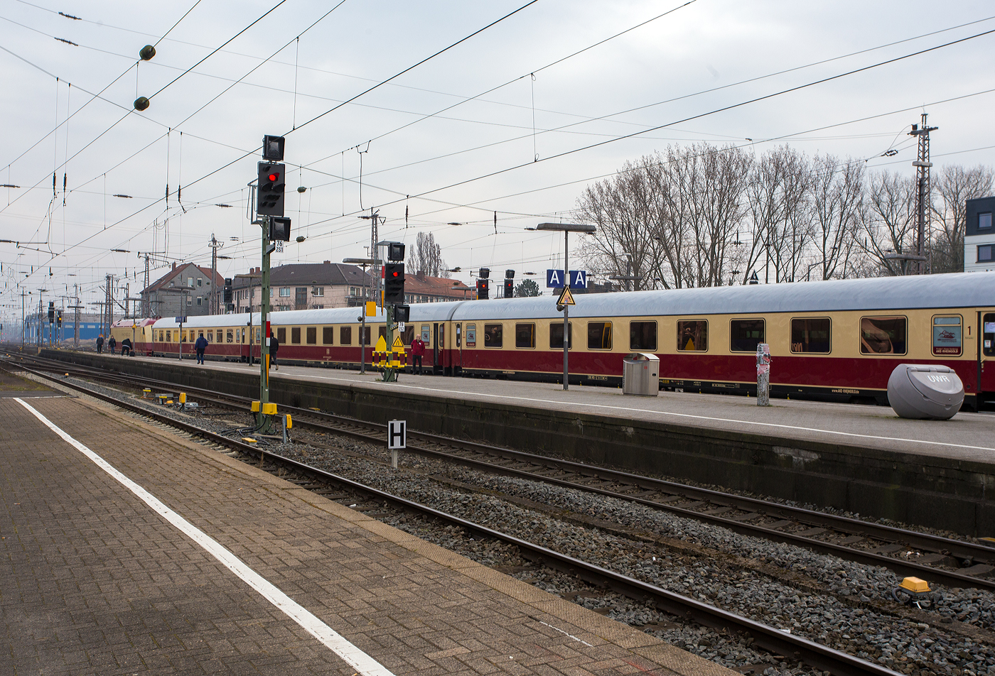 Osnabrück Hauptbahnhof am Sonntag den 10 März 2024:
Die DB 101 001-6 „RHEINGOLD“ (91 80 6101 001-6 D-DB) vom DB Museum Koblenz (BSW—Freizeitgruppe) mit dem 1. Klasse-Sonderzug AKE RHEINGOLD der AKE-Eisenbahntouristik (wie dem legendären TEE – TransEuropExpress), vom 10 bis 14 März 2024 von Koblenz via Hamburg, Bremen, Husum und Westerland auf Sylt nach List auf Sylt, hat den Hauptbahnhof erreicht.