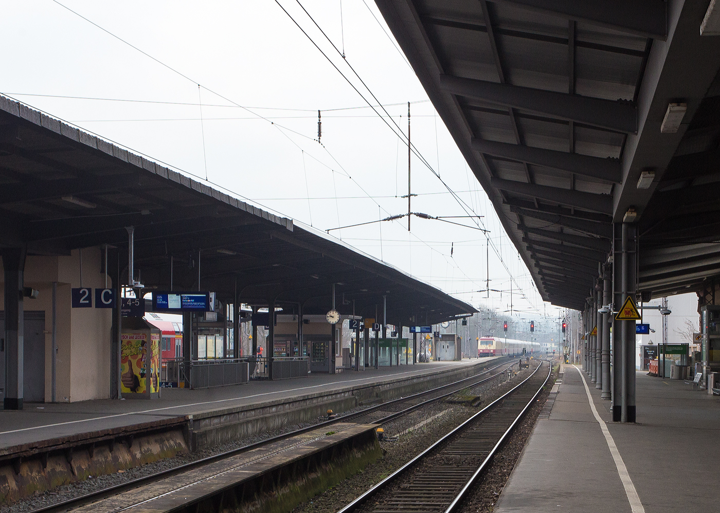 Osnabrück Hauptbahnhof am Sonntag den 10 März 2024:
Da kommt das Objekt der Begierde (wobei ich hatte es erst kurzzuvor erfahren), die DB 101 001-6 „RHEINGOLD“ (91 80 6101 001-6 D-DB) vom DB Museum Koblenz (BSW—Freizeitgruppe) mit dem 1. Klasse-Sonderzug AKE RHEINGOLD der AKE-Eisenbahntouristik (wie dem legendären TEE – TransEuropExpress), vom 10 - 14 März 2024 von Koblenz via Hamburg, Bremen, Husum und Westerland auf Sylt nach List auf Sylt. Wobei die 101er nicht ohne Dieselhilfe nach Sylt kommt, da die Marschbahn nur bis Itzehoe elektrifiziert ist.

Zuvor war die Einfahrt auf Gleis 2 angekündigt und angezeigt, so wählte ich als Fotostandort Gleis 1, was mir auch passte da wir gleichdrauf vom tieferliegendem Gleis 14 weiter nach Wilhelmshaven wollten. Aber als der Zug einfuhr wurde dann angesagt, „der Zug fährt abweichend auf Gleis 3 am gleichen Bahnsteig gegenüber ein“, so war mir ein Standort nicht mehr möglich bzw. war mit zu unsicher. Ich konnte aber noch einige Bilder von den Wagen und dem abfahrenden Zug als Nachschuss machen. 
