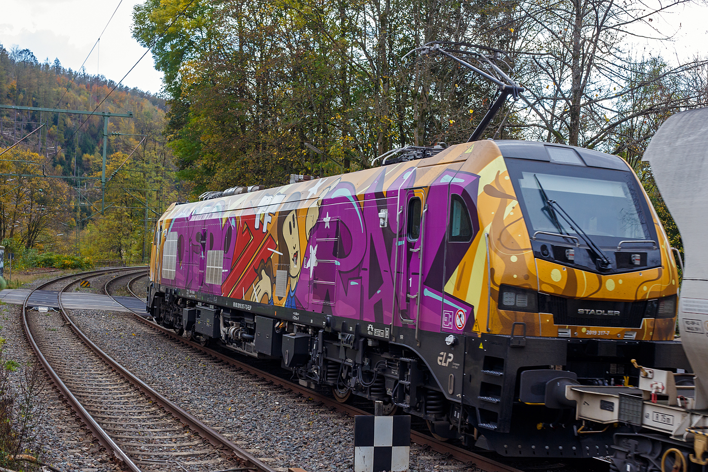 Passend zu Halloween aber gibt es heute Süßes, in Form von einem lagen Zuckerzug.
Die fast noch Fabrikneue, gerade mal sechs Wochen alt, und an die dispo-Tf Rail GmbH (Berlin) vermietete Stadler EURO 9000 der ELP - European Loc Pool AG (Frauenfeld/CH) 2019 317-7 (90 80 2019 317-7 D-ELP) fährt am 31 Oktober 2024, mit einem Zuckerzug (VTG Wagen der Gattung Uagnpps), durch den Bahnhof Kirchen (Sieg) in Richtung Köln. Vermutlich ist sie hier an die RTB CARGO GmbH (Düren) untervermietet. 

Die Stadler EURO 9000 eine Co'Co'- DualModeLok wurde 2024 von Stadler Rail Valencia S.A.U. in Albuixech (Spanien) unter der Fabriknummer 4339 gebaut und am 18.09.2024 an die ELP - European Loc Pool AG in Frauenfeld (CH) ausgeliefert. Seit dem 18.09.2024 ist sie auch an die dispo-Tf Rail GmbH (Berlin) vermietet.