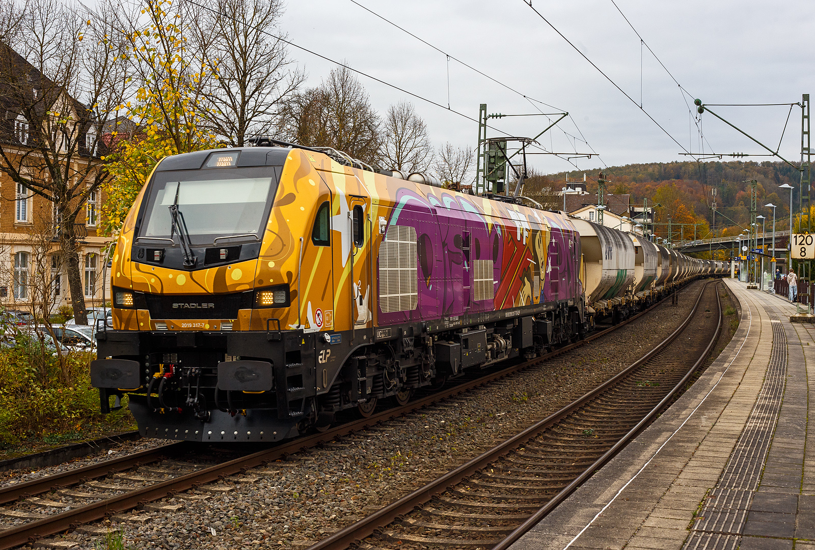 Passend zu Halloween aber gibt es heute Süßes, in Form von einem lagen Zuckerzug.
Die fast noch Fabrikneue, gerade mal sechs Wochen alt, und an die dispo-Tf Rail GmbH (Berlin) vermietete Stadler EURO 9000 der ELP - European Loc Pool AG (Frauenfeld/CH) 2019 317-7 (90 80 2019 317-7 D-ELP) fährt am 31 Oktober 2024, mit einem Zuckerzug (VTG Wagen der Gattung Uagnpps), durch den Bahnhof Kirchen (Sieg) in Richtung Köln. Vermutlich ist sie hier an die RTB CARGO GmbH (Düren) untervermietet. 

Die Stadler EURO 9000 eine Co'Co'- DualModeLok wurde 2024 von Stadler Rail Valencia S.A.U. in Albuixech (Spanien) unter der Fabriknummer 4339 gebaut und am 18.09.2024 an die ELP - European Loc Pool AG in Frauenfeld (CH) ausgeliefert. Seit dem 18.09.2024 ist sie auch an die dispo-Tf Rail GmbH (Berlin) vermietet.