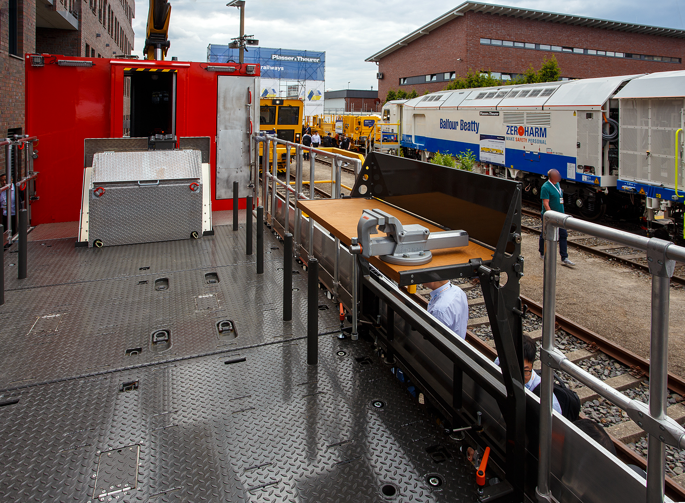 Plasser & Theurer präsentierte auf der 29. Internationale Ausstellung Fahrwegtechnik 2025 (iaf) in Münster (hier am 20 Mai 2025), den neuen P&T MultiCrafter 15.4 E³ Typ 3 für die Oberbauinstandhaltung der ÖBB Infra
A-ÖBB 99 81 9120 202-2 / X730.02 (Baujahr 2025). 

Hier auf der ca. 6 m langen Ladeplattform mit steckbarem Geländer zum Geräte- und Materialtransport. Hier mit aufgesteckter Werkbank.