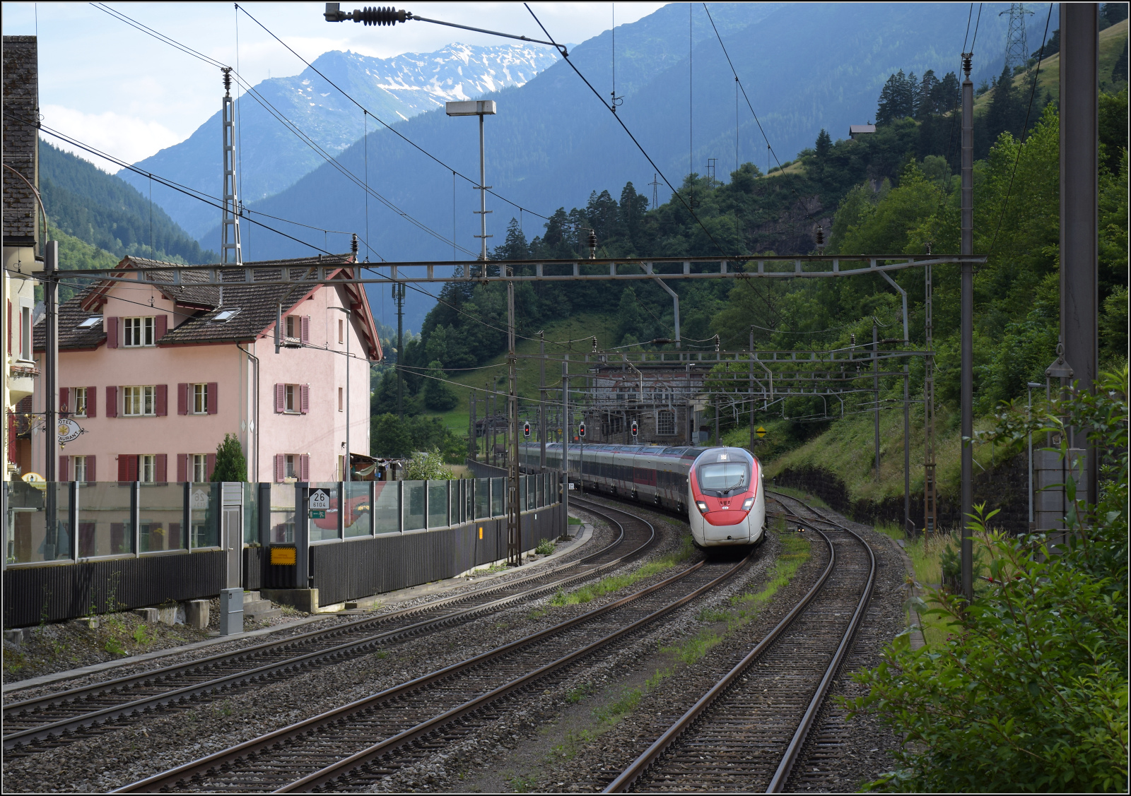 RABe 501 014 'Kanton Bern' und RABe 501 012 'Kanton Solothurn' in Gurtnellen. Juli 2024.