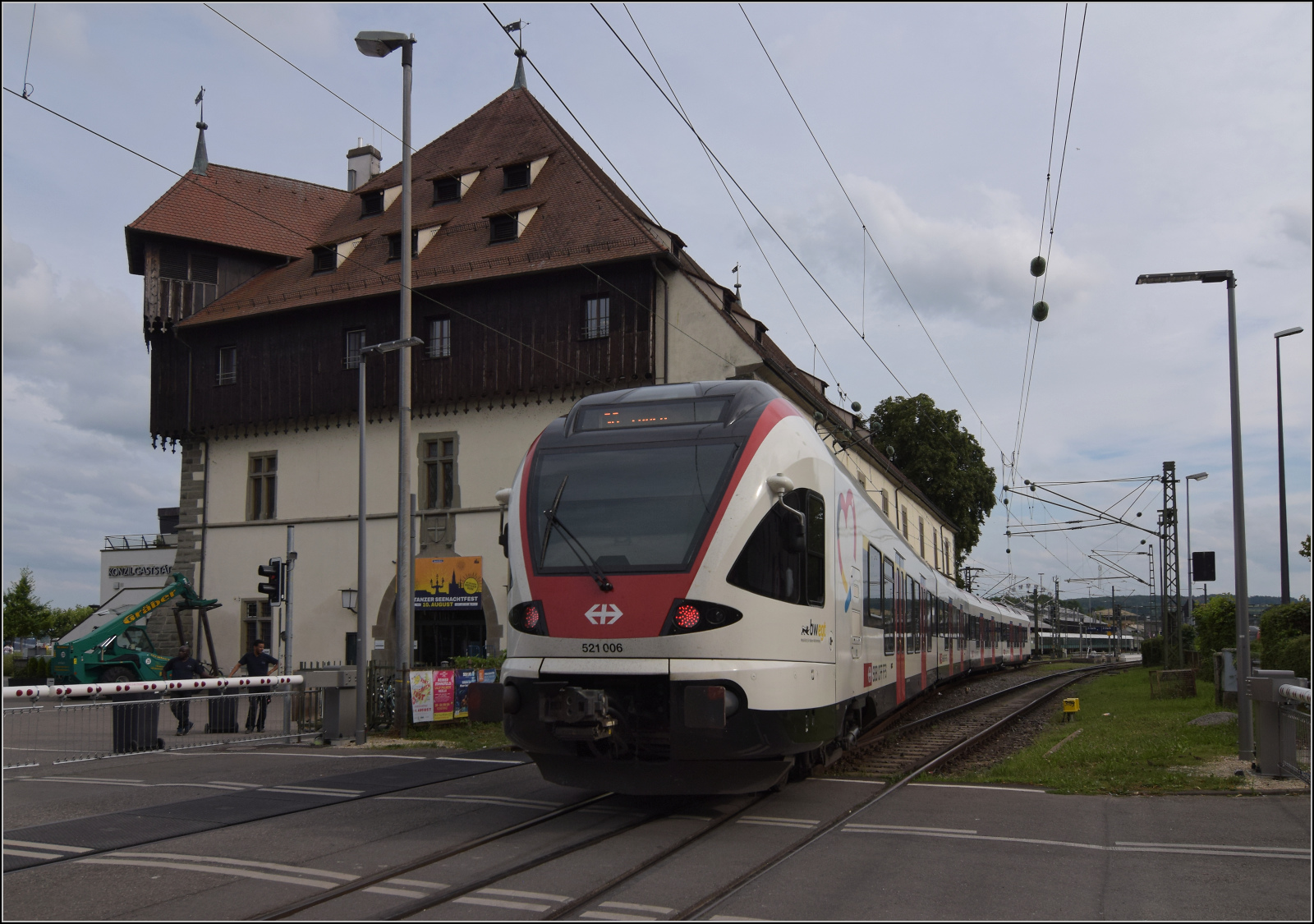 Radexpress Bodensee II. 

Bevor es losgeht muss erst noch der Seehas einfahren, der mich auf die Überholspur bringt und die Schwarzwaldbahn raus. Überraschend kommt kein Seehas, sondern ein Wiesentäler RABe 521 006 mit Basler Herzli. Konstanz, August 2024.