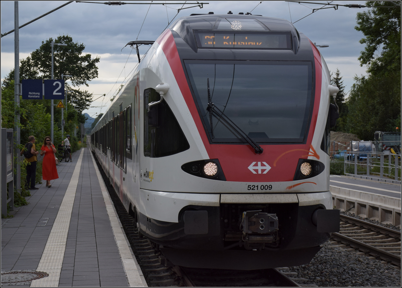 Radexpress Bodensee II. 

Der Seehasgegenzug war mein einziger Gegner, wenn er durch den IC aus Stuttgart Verpätung bekommt, könnte er mir den Radexpress zufahren. Aber schön pünktlich kommt eine Überraschung, der seehaskompatible Wiesentäler mit dem Basler Herzchen RABe 521 009 führt vor dem Seehas RABe 521 203. Böhringen, August 2024.