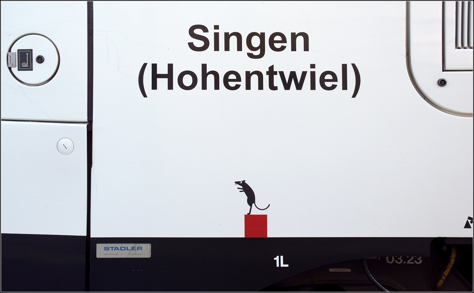 Rats! Da hat sich doch der Seehas RABe 521 008 'Singen Hohentwiel' in seiner jährlich wiederkehrenden Funktion als Osterhas glatt sein eigenes Osterei versteckt...

Gesehen in Konstanz, September 2023.