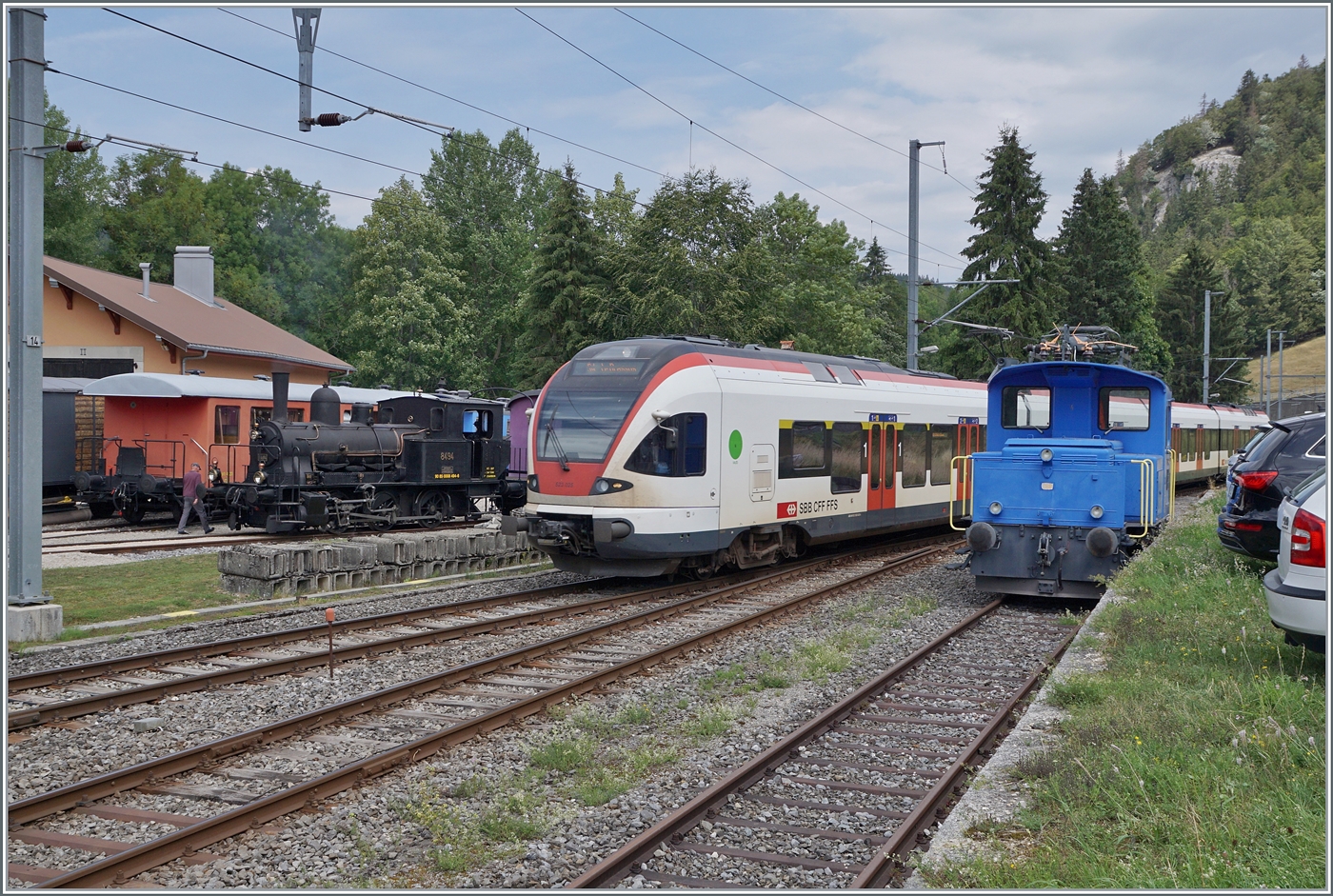 Recht vier Abwechslung im kleinen Bahnhof von Le Pont: Im Hintergrund wird das CTVJ (Compagnie du Train à Vapeur de la Vallée de Joux) Tigerli E 3/3 8494 (UIC 90 85 0008 494-6) für die Nachmittagsfahrt nach Le Brassus vorbereitet, in der Mitte erreicht der RABe 523 025 von Villeneuve nach Le Brassus den Bahnhof und rechts im Bild steht der CTVJ (Compagnie du Train à Vapeur de la Vallée de Joux)  Tem II 288 (94 85 1221 288-4).

23. Juli 2023