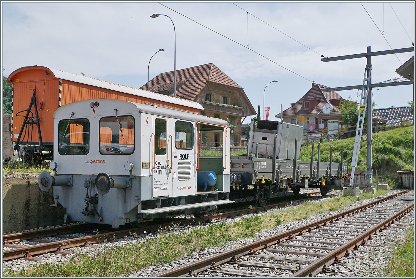  Rolf* der Rail4Mation Tm 2/2 514 ((UIC 98 85 5230 514-2 CH-IRSI) steht in Wasen im Emmental. 

14. Juni 2025 