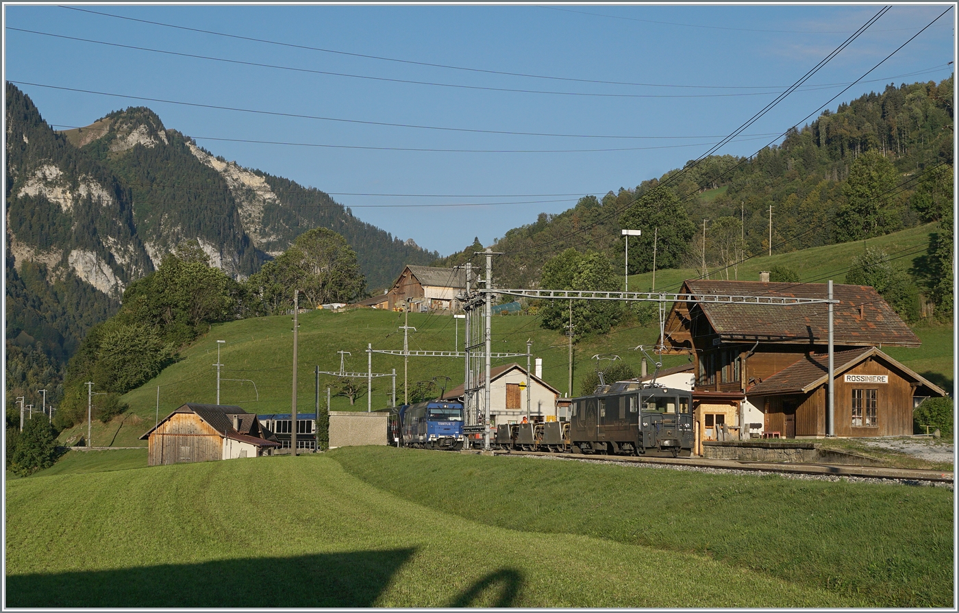 Rossinière: Die GDe 4/4 6002 mit ihrem Schotterzug wird durch die Ge 4/4 8001 mit ihrem GoldenPass Express 4068 überholt.

29. Sept. 2023