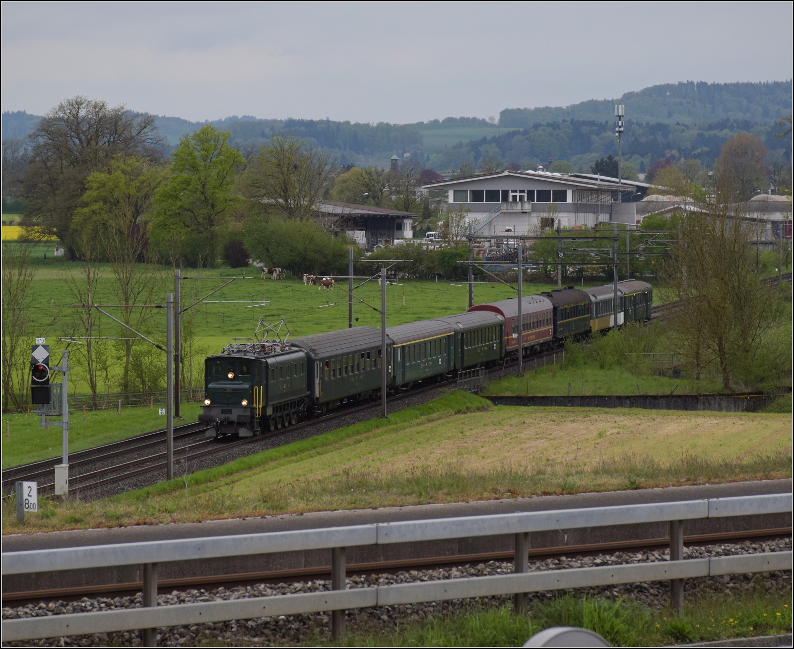 Rundfahrt vom Bodensee durchs Emmental mit 23 058 und Ae 4/7 11022.

Ae 4/7 11026 zwischen Langenthal und Kaltenherberge. April 2023. 