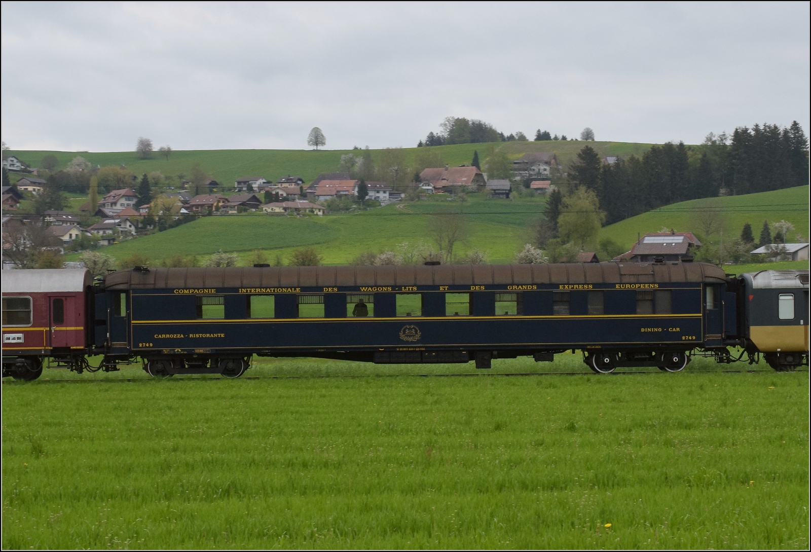 Rundfahrt vom Bodensee durchs Emmental mit 23 058 und Ae 4/7 11022.

Speisewagen 4729 der CIWL, heute mit der NVR 51 85 08-11 800-8 CH-VDZ zus�tzlich versehen. Dieser wurde 1926 in der Reggio d’Emilia in  Italien als erster Ganzmetallspeisewagen f�r die CIWL gebaut und verkehrte haupts�chlich in Italien. Er ist heute weitgehend im Originalzustand restauriert. Brand bei Rohrbach, April 2023.