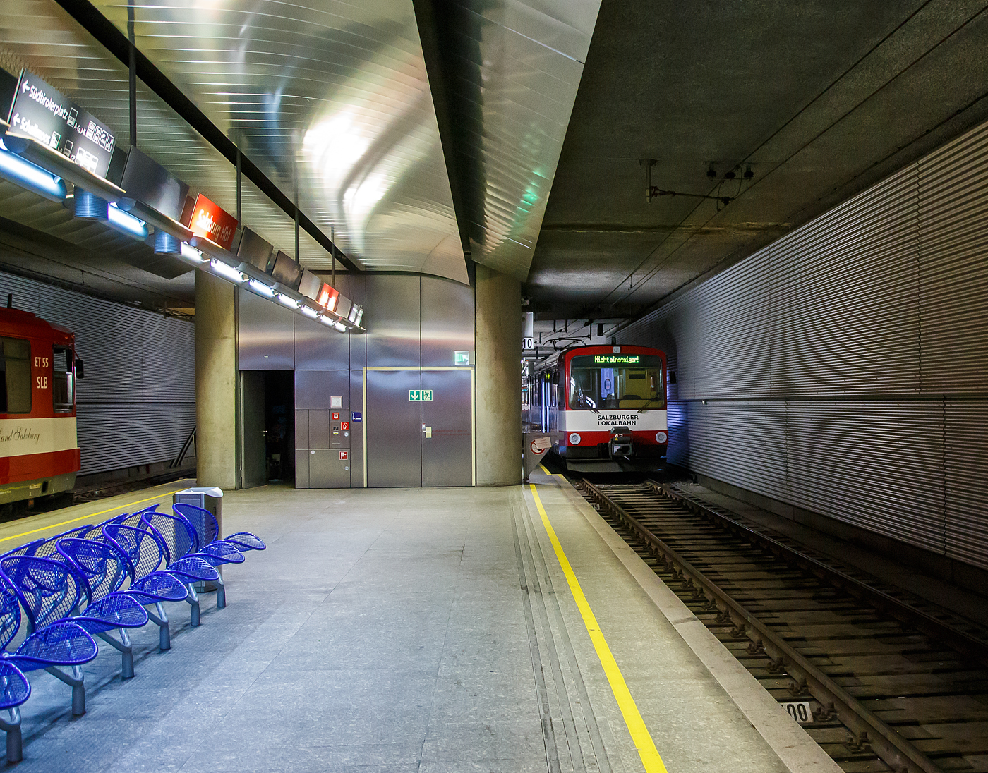 Salzburg Hbf (tief – Bahnsteige der SLB - Salzburger Lokalbahn) am 12.09.2022, rechts steht der zweiteilige ET 42 „Bergheim“ ein ET 40 HF und links kann man noch den dreiteiligen ET 55 „Land Salzburg“  ein ET 50 bzw. ET 40 NF) erkennen.