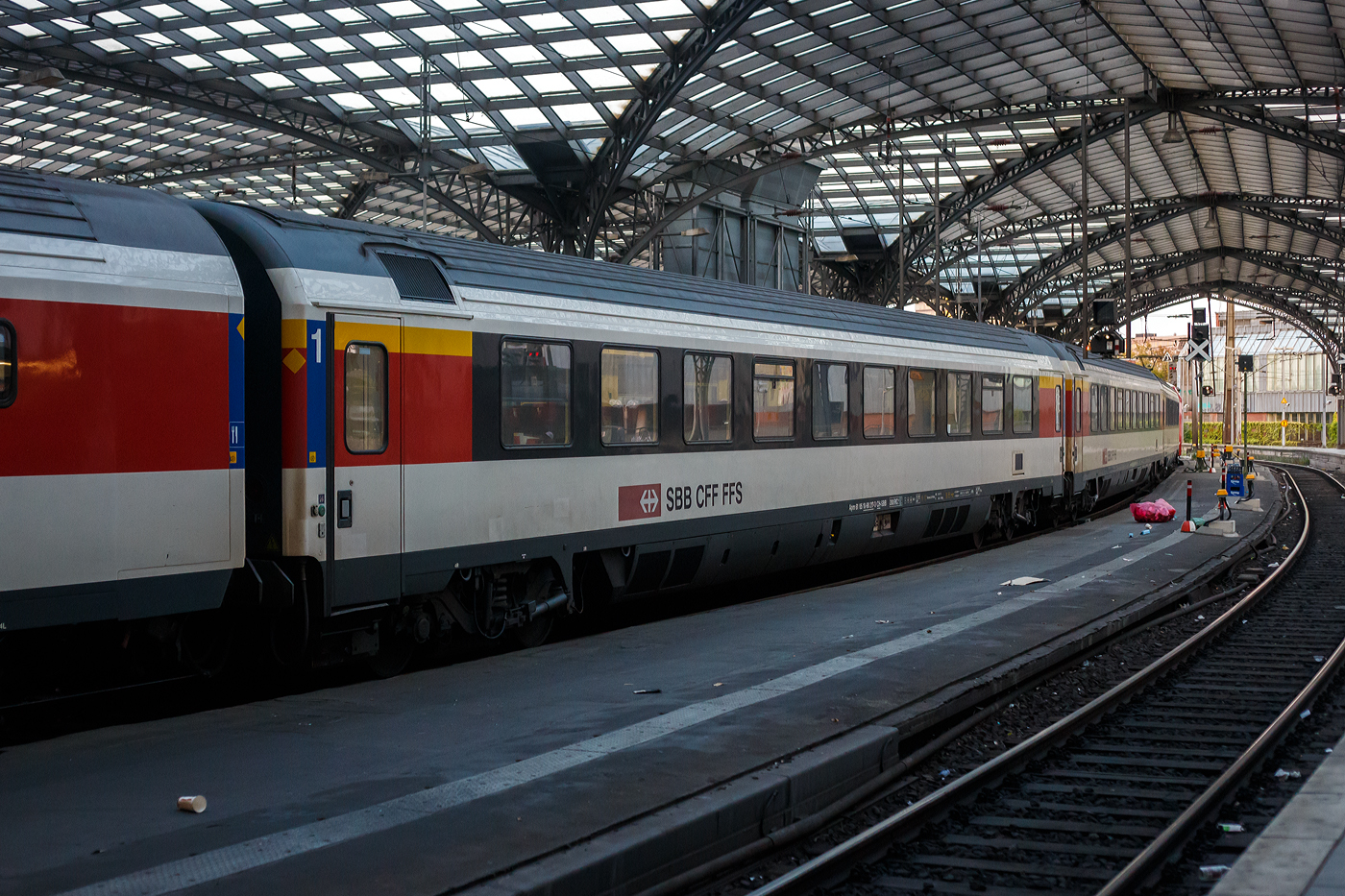 SBB EC-Großraum-Reisezugwagen (EC-Wagen) der ersten Wagenklasse 61 85 10-90 217-3CH-SBB der Gattung Apm 1090, eingereiht als Wagen Nr. 262 in den EC 6 (Interlaken Ost - Bern - Basel SBB - Köln Hbf - Dortmund Hbf), am 01 Juli 2025 im Hbf Köln. Besonderheiten: Die Plätze 103-106 sind für das Zugteam reserviert.

Die SBB EuroCity-Wagen (Apm EC und Bpm EC) sind zwar nach ähnlichen Prinzipien aufgebaut worden, werden aber in der Schweiz nicht als Einheitswagen bezeichnet. Konstruktiv zur gleichen Gruppe gehören die Bt IC, die mit den EW IV eingesetzt werden und lediglich eine Einspannungsausrüstung (für 1000 V, 16,7 Hz) aufweisen.

1989–1995 stellten die SBB eine weitere Großraumwagen Serie für den EuroCity-Verkehr in den Dienst, die auf den 1980 abgelieferten Bpm RIC und dem EW IV aufbaute. Für beide Wagenklassen wurde der gleiche Wagenkasten mit zehn Fenstern zwischen den Schwenkschiebetüren an den Wagenenden benutzt. Das Dach war von der gleichen Bauart wie beim französischen Corailwagen, die Längssicken waren aber schon bei den Einheitswagen I bis IV vorhanden. Die Schürzen wurden tiefer gezogen als beim EW IV, so wie es für den EW V vorgesehen war. In den Abmessungen entsprechen die Wagen dem UIC-Z1-Standard. Die Farbgebung in zwei Grautönen mit hellem Streifen dazwischen wurde zuvor bereits für die zu zweiklassigen EuroCity-Zügen umgebauten TEE-Züge (RABe) angewendet. Der helle Streifen des Eurofima-Anstrichschemas wurde beibehalten. Der Bereich über dem weißen Begleitstreifen war nun in Umbragrau gehalten, darunter im helleren Verkehrsgrau A (RAL 7042). Die 60 Sitzplätze der ersten und 76 der zweiten Klasse sind durchgehend in Vis-à-vis-Anordnung gehalten.

Diese Wagen sind voll RIC-fähig und für eine Höchstgeschwindigkeit von 200 km/h zugelassen. Insgesamt wurden 70 Apm und 155 Bpm geliefert.

TECHNISCHE DATEN:
Spurweite: 1.435 mm (Normalspur)
Länge über Puffer: 26.400 mm 
Drehzapfenabstand: 18.600 mm
Höchstgeschwindigkeit: 200 km/h
Eigengewicht: 45 t
Bremse: Frein O-PR+Mg (D)
Sitzplätze: 60 in der 1. Klasse
Fahrradplätze: 2
Toilette: 1 (geschlossenes System/ Vakuumsystem)
Zulassung: RIC / Schweiz LBT / NBS

Die insgesamt vorhandenen 175 Eurocity-Wagen (62 Wagen 1. Klasse, 113 Wagen 2. Klasse) werden von 2023 bis 2028 umfassend erneuert und saniert. Zur Flotte gehören auch die Velowagen, alle Wagen mit behindertengerechten WC sowie die 12 Panoramawagen. Bei der Sanierung werden Korrosionsschäden beseitigt, die Wagenkasten neu lackiert und energiesparende mobilfunkdurchlässige Fensterscheiben eingebaut. Die Wagen erhalten in der 1. und 2. Klasse neue Teppiche, die Sitzpolster werden wo notwendig ersetzt. Mit der Neulackierung wird zudem das Außendesign aufgefrischt und dem aktuellen SBB Design angepasst.

Die instandgesetzten EC-Wagen werden im Fernverkehr voraussichtlich bis mindestens 2037, im Interregio-Verkehr und auf internationalen Verbindungen eingesetzt. Wie bei den EW IV werden auch bei den Eurocity-Wagen die Türsysteme modifiziert und gemäß den neusten Sicherheitsstandards umgebaut.

Vorgesehen ist, 136 der 175 Wagen bei einem externen Anbieter sanieren zu lassen. Darüber hinaus bestehen Optionen für weitere 57 Wagen. Der Auftrag wird öffentlich ausgeschrieben. Die Erneuerung der übrigen 39 Fahrzeuge erfolgt SBB-intern in den Werken Olten und Yverdon-les-Bains. Die Vergabe an einen externen Anbieter ist notwendig, weil auf Grund vieler gleichzeitig laufender Modernisierungs- und Revisionsvorhaben die Kapazitäten bzw. die Reparaturgleise in den eigenen Werken nicht ausreichen. Die SBB arbeitet intensiv daran, schweizweit ihre Instandhaltungskapazitäten sukzessive zu erhöhen, um dem absehbaren Angebots- und Flottenwachstum zu entsprechen.