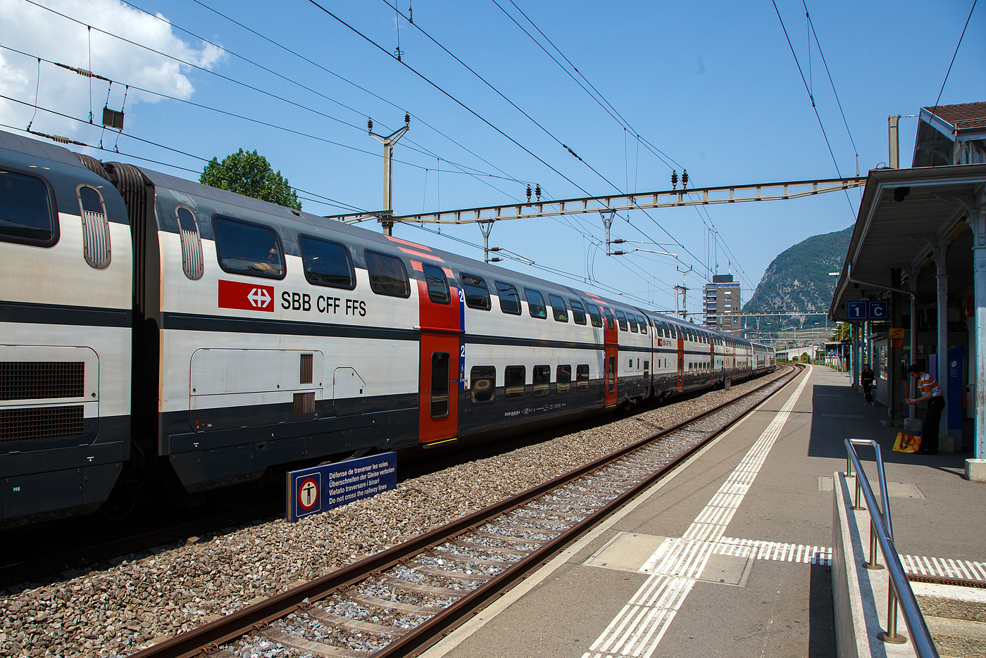 SBB IC2000 2. Klasse Doppelstockwagen B 50 85 26-94 136-6 am 28 Mai 2023 im Zugverband des IR 90 (Brig – Lausanne - Genève-Aéroport) im Bahnhof Aigle. 

Ab 1997 beschaffte die Schweizerische Bundesbahnen (SBB CFF FFS) doppelstöckige Schnellzugwagen die als IC2000 bezeichnet werden. Diese für 200 km/h zugelassenen Personenwagen wurden ursprünglich in fünf Wagentypen (Bt, B, BR, A, AD) angeschafft, die aber unter sich teilweise leicht unterschiedlich sein können. Zudem wurden seit der Ablieferung verschiedene Änderungen vorgenommen, so dass später sieben und heute sechs (Bt, B, WBR, BR, A, AD) verschiedene Typen vorhanden sind. Die Wagenübergänge befinden sich im Oberdeck. 

Die Wagen wurden bei Schindler Waggon AG in Pratteln endmontiert. Die Aluminium-Wagenkästen wurden im ehemaligen Werk der Flug- und Fahrzeugwerke Altenrhein (FFA) in Altenrhein geschweißt. Die elektrischen Komponenten stammen von ABB Daimler-Benz Transportation AG in Zürich-Oerlikon (damals ADtranz, später Bombardier Transportation) und die Drehgestelle von FIAT-SIG in Neuhausen am Rheinfall (vor 1995 SIG, heute Alstom). Es wurden insgesamt 341 Wagen gebaut.

Die vorhandenen Wagentypen:
86 Stück vom Typ A mit den Nummern A 50 85 16-94 000 bis 085;
40 Stück vom Typ AD mit den Nummern AD 50 85 86-94 000 bis 039;
149 Stück vom Typ B mit den Nummern B 50 85 26-94 000 bis 148;
16 Stück vom Typ WRB mit den Nummern WRB 50 85 88-94 000 bis 015 (ex BR);
10 Stück vom Typ BR mit den Nummern BR 50 85 66-94 016–025;
40 Stück vom Typ Bt mit den Nummern Bt 50 85 26-94 900–939;
somit total 341 Stück.

Die Fernverkehr-Doppelstockzüge «IC2000» werden aktuell (seit 2019) bis 2024 umfassend für über 300 Mio. Franken modernisiert und bieten den Reisenden einen erhöhten Reisekomfort.

Die Zweite-Klasse-Wagen (B) haben 126 Sitzplätze, das Oberdeck hat je Seite 14 Fenster, während das Unterdeck auf beiden Seiten je 5 Fenster hat.

Durch das größere Umgrenzungsprofil ist ein freizügiger Einsatz nicht möglich. Auf folgenden bekannten Linien ist ein Einsatz nicht möglich: Gotthardbergstrecke (Basistunnel wäre für O2 freigegeben, wird aber aktuell nur mit Twindexx befahren), Lötschberg-Bergstrecke ab Frutigen (eine Überführung über den SIM-Korridor ist jedoch möglich), Entlebuch, Broyelinie (inkl. Fribourg–Yverdon), Uznach–St. Gallen, Bischofszellerlinie, Seetalbahn, Tösstalbahn und alle Linien im Jura.

Technisches:
Die Wagen sind mit normaler UIC-Schraubkupplung und Puffern ausgerüstet und können somit mit anderen Wagen gekuppelt werden. Der geschlossene Personenübergang entspricht aber nicht der UIC-Norm, und es ist somit kein Übergang zu anderen Wagentypen möglich. Ebenfalls ist der Wagenquerschnitt grösser als die normale SBB-Fahrzeugbegrenzungslinie, denn die Personenwagen sind nach der Bezugslinie EBV 02 gebaut. Somit sind die Wagen nur auf entsprechend ausgebauten und für dieses Profil zugelassenen Strecken einsetzbar. Die ganzen Wagen sind einschließlich mit den Personenübergängen druckertüchtigt, somit treten keine Druckschläge bei Zugbegegnungen in Tunnels auf. Das ganze Oberdeck ist durchgängig stufenfrei..

Der Steuerwagen ist für die Fernsteuerung von Lokomotiven der Baureihen Re 460 und 465 eingerichtet. Dafür müssen die 18-polige UIC-Leitung sowie auch die 9-polige ep-Leitung verbunden sein. Die Verwendung eines einstöckigen IC-Bt (Steuerwagen für Einheitswagen-IV-Komposition auf Basis der EC-Wagen) als Steuerwagen anstelle eines IC2000-Bt ist möglich.

Wagenkasten
Die Wagenkästen sind in Aluminiumbauweise ausgeführt. Alle technischen Apparate befinden sich über den Drehgestellen, und beim Bt und AD zusätzlich im Dachbereich. Der Fußboden des Unterdecks ist schwimmend auf speziellen Gummielementen gelagert. Den Boden des Oberdecks bildet eine Aluminiumplatte in Sandwichbauweise, die mit einem textilen Belag beklebt ist und zugleich die Decke des Unterdecks bildet. Als Fenster werden Isolierglasdoppelscheiben in Verbundglasausführung eingesetzt, die Anzahl der Fenster ist vom Wagentyp abhängig. Die Wandverkleidung besteht aus schlag- und kratzfesten Formteilen. In diesen ist bei den Fenstern eine Führungsschiene für den Sonnenblendschutz integriert. Im Unterdeck sind die fensterlosen Toiletten untergebracht. Neben den Eingängen im Untergeschoss befindet sich in Richtung Wagenende der Aufgang zum Obergeschoss. Die meisten Sitze sind in vis-à-vis-Anordnung angebracht, in der 2. Klasse in 2-2-Anordnung und in der 1. Klasse in 2-1-Anordnung. Über den Türen im Obergeschoss sind so genannte Lounge-Sitze angebracht, unter den Bänken, die quer zur Wagenlängsrichtung angeordnet sind, befindet sich ein Teil des Türantriebes.

Fahrwerk
Es kommen luftgefederte Drehgestelle mit H-Rahmen zum Einsatz. Die Bremsanlage besteht aus je zwei Bremsscheiben auf jeder Achse sowie zwei pneumatisch betätigten Magnetschienenbremsen je Drehgestell. Es ist eine lastabhängige Bremskraftverstärkung eingebaut, die nur bei eingeschalteter Luftfederung funktioniert.

Elektrische Ausrüstung
Die Energieversorgung findet durch die Zugsammelschiene mit 1000 Volt, 16,7 Hertz statt. Von der Zugsammelschiene werden über einen Trenn- und Erdungskasten der wassergekühlte Bordnetzumrichter (BUR) sowie die beiden Heizregister versorgt. Der Bordnetzumrichter stellt auch die Ladung der vier Batterien mit 36 Volt und einer Kapazität von insgesamt 400 Ah sicher. Ab circa 2008 wurden nach und nach sämtliche Wagen mit 230-V-Steckdosen für portable Geräte der Reisenden versehen, nachdem in einer ersten Phase nur die AD-Wagen ausgerüstet worden waren. Die gesamte elektrische und pneumatische Versorgung wird durch einen Bordrechner überwacht, welcher über TCN auch von anderen Wagen in der Zugkomposition aufgerufen werden kann.

Pneumatik und Toiletten
Die pneumatische Ausrüstung umfasst neben der Bremsanlage auch noch die Luftfederung sowie die Türsteuerung und die Luftversorgung der Toiletten. Die druckdichten Toiletten sind als Vakuumtoiletten aufgebaut. Die WC-Tür ist mit einem Magnetschloss ausgerüstet, das sich bei vollem Fäkalientank oder bei einer Störung selbsttätig verriegelt. Die Bt und A haben eine normale Toilette, während der B-Wagen mit deren zwei ausgerüstet ist. Der AD hat eine rollstuhlgängige Toilette.

TECHNISCHE DATEN (B-Wagen):
Spurweite: 1.435 mm (Normalspur)
Länge über Puffer: 26.800mm 
Drehzapfenabstand: 20.000 mm
Höchstgeschwindigkeit: 200 km/h
Eigengewicht: 47 t
Bremse: Frein O-PR-A-Mg (D) (Scheiben- und Magnetschienenbremse)
Niederfluranteil: ca. 1/3
Sitzplätze: 126 in der 2.Klasse
Stromsystem: 1.000 V, 16,7 Hz AC

Übrigens, zwischen 1999 und 2001wurden zehn IC-2000-Wagen an die DSB in Dänemark verliehen. Aus diesen stellte die DSB eine festgekuppelte Einheit aus acht Wagen zusammen, die zwischen zwei EA-Loks eingestellt wurden. Wagen 1 war ein Bt, dessen Steuerstand ungenutzt blieb. Die folgenden sechs Wagen gehörten zur Gattung B, wobei in einem Wagen ein neues Packabteil durch das Entfernen einiger Sitze geschaffen worden war. Den Abschluß bildete ein 1.Kl.-Wagen der Gattung AD, im Gepäckabteil war weiterhin ein Wandler untergebracht, der das elektrische System der Schweizer Fahrzeuge mit der dänischen Energieversorgung verband. Die beiden nicht benötigten Wagen wurden als Reserve in den Zentralwerkstätten Kopenhagen abgestellt.

Der Doppelstockzug pendelte im IC-Dienst täglich zwischen Odense/Fredericia und Kopenhagen, wobei erstmals in Dänemark für lokbespannte Züge eine Höchstgeschwindigkeit von 160 km/h zugelassen war. Die Passagierkapazität des Zuges entsprach drei IR4-Triebzügen. Der Einsatz der IC2000-Waggons bei der DSB endete im April 2001, als die SBB ihre Wagen selbst benötigte.

