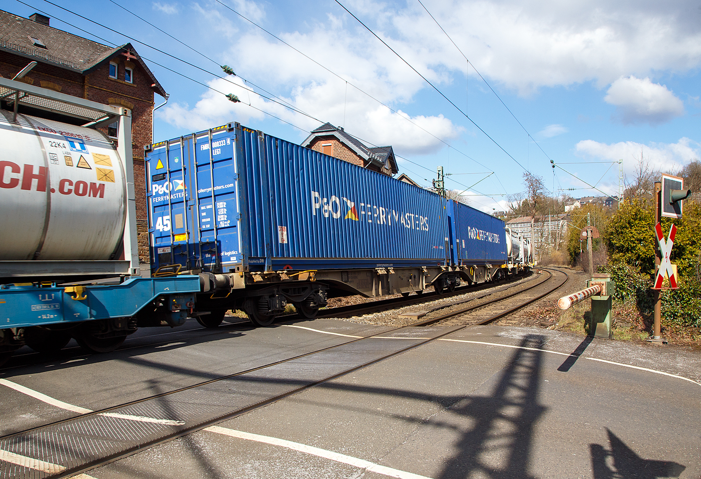 Sechsachsige Drehgestell-Gelenk-Containertragwagen-Einheit 33 85 4961 127-4 CH-HUPAC, der Gattung Sggmrss 90', der HUPAC Intermodal SA, im Zugverband am 19.03.2021 bei der Zugdurchfahrt in Kirchen (Sieg), hier beladen mit zwei Container. Der Wagen wurde 2005 vom rumänischen Waggonbauer ASTRA gebaut.

TECHNISCHE DATEN:
Spurweite: 1.435 mm
Anzahl der Achsen: 6 in drei Drehgestellen
Länge über Puffer: 29.590 mm
Drehzapfenabstand: 2 x 12.025 mm
Achsabstand im Drehgestell: 1.800mm
Laufraddurchmesser: 920 mm (neu)
Ladelänge : 2 x 13 820mm  (90 ft)
Höhe der Ladeebene über SOK: 1.155 mm
Höchstgeschwindigkeit: 100 km/h Lastgrenze S / 120 km/h bei Lastgrenze SS und leer)
Max. Zuladung bei Lastgrenze S: 107,4 t (ab Streckenklasse D)
Max. Zuladung bei Lastgrenze SS: 92,4 t (ab Streckenklasse C)
Eigengewicht: 27.600 kg
Kleinster bef. Gleisbogenradius: R 75 m
Intern. Verwendungsfähigkeit: TEN-GE