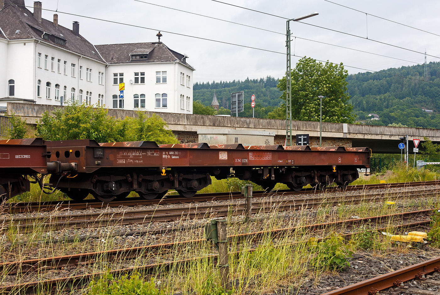 Sechsachsiger Drehgestell-Flachwagen, mit Lademulden für Coiltransporte (Blechrollen), 31 80 4868 292-2, der Gattung Sahmms 711, der DB Cargo AG, 10 Juni 2025 im Zugverband bei der Durchfahrt in Niederschelderhütte/Sieg.

Der Wagen ist speziell für die Beförderung schwerer nicht witterungsempfindlicher Blechrollen geeignet. Das Untergestell besteht aus zwei durchgehenden äußeren Langträgern aus St 52, die durch die beiden Hauptquerträger - eine Schweißkonstruktion aus St 52-Blechen - und weiteren Walzprofilträgern verbunden sind. Es ist für eine Belastung entsprechend 22,5 t Radsatzlast ausgelegt. Alle Querträger sind sattelförmig angeordnet, mit geleichterten Stegblechen verbunden und bilden 7 Lademulden. Die Mulden selbst bestehen aus 8 mm dicken Stahlblechen und haben im oberen Bereich eine Neigung von 45° und im unteren Bereich für Blechrollen kleineren Durchmessers eine Neigung von 30°. Die vom Boden aus bedienbare Feststellbremse (falls vorhanden) wirkt auf ein Drehgestell, dieser Wagen hat aber keine.

TECHNISCHE DATEN:
Spurweite: 1.435 mm (Normalspur)
Anzahl der Achsen: 6 in zwei Drehgestellen
Länge über Puffer: 16.400 mm
Drehzapfenabstand: 9.400 mm
Achsabstand im Drehgestell: 3.400 (2 × 1.700) mm
Drehgestell Bauart: 714
Ladelänge: 14.920 mm
Ladebreite in den Mulden: 2.455 mm
Max. Coil-Ø: 2.500 mm
Höchstgeschwindigkeit: 100 km/h (beladen) /120 km/h (leer)
Max. Zuladung bei Lastgrenze S (intern.): 74,0 t (ab Streckenklasse D) / auf DB Netz Streckenklasse CE 89,0 t (max.100 km/h)
Max. Tragfähigkeit: 104 t (bauartspezifische Tragfähigkeit)
Eigengewicht: 31.000 kg
Kleinster bef. Gleisbogenradius: R 75 m
Bauart der Bremse: KE-GP (LL)
Bremssohle: IP 116
Feststellbremse: Nein
Intern. Verwendungsfähigkeit: RIV
