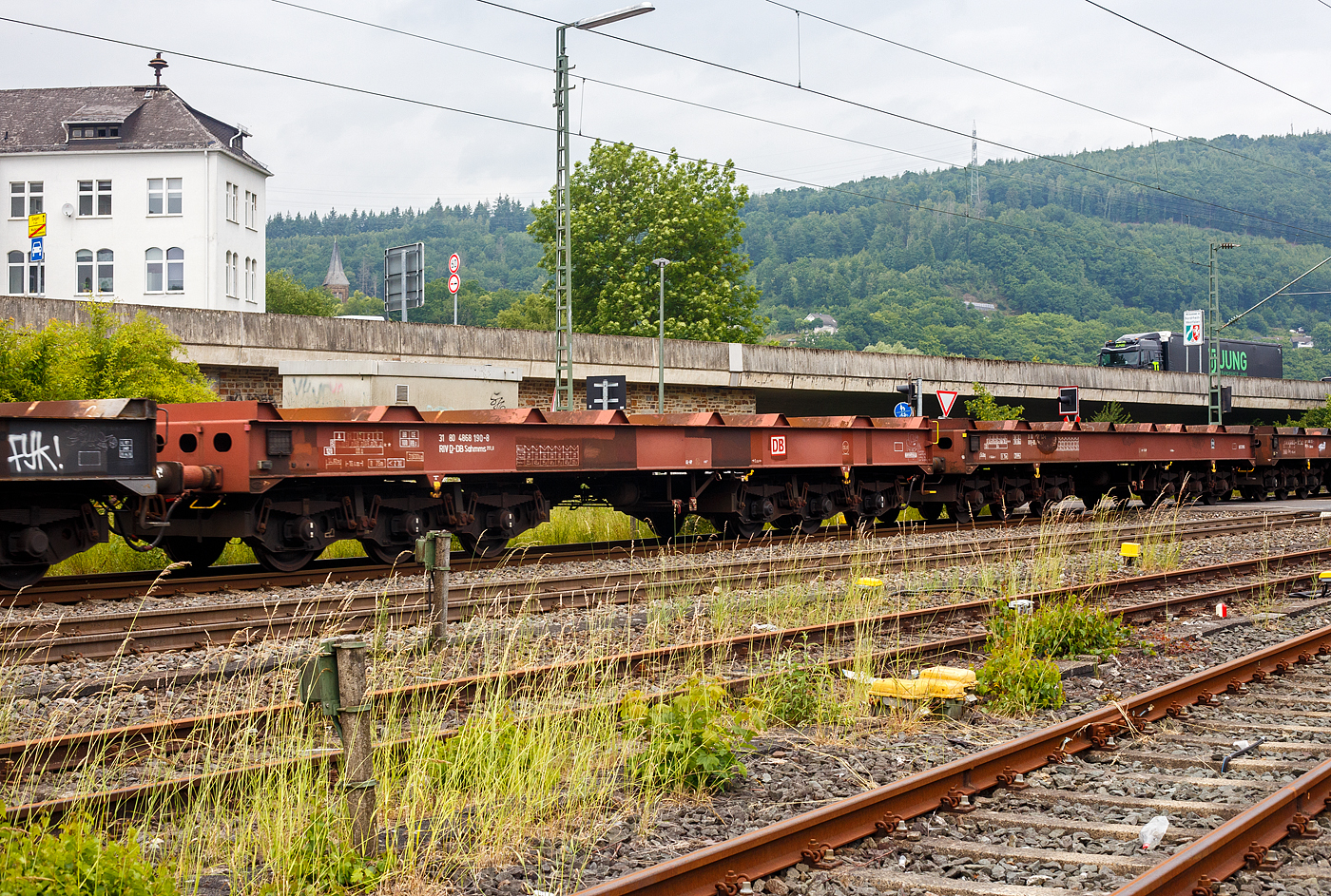 Sechsachsiger Drehgestell-Flachwagen, mit Lademulden für Coiltransporte (Blechrollen), 31 80 4868 190-8, der Gattung Sahmms 711.0, der DB Cargo AG, 10 Juni 2025 im Zugverband bei der Durchfahrt in Niederschelderhütte/Sieg.

Der Wagen ist speziell für die Beförderung schwerer nicht witterungsempfindlicher Blechrollen geeignet. Das Untergestell besteht aus zwei durchgehenden äußeren Langträgern aus St 52, die durch die beiden Hauptquerträger - eine Schweißkonstruktion aus St 52-Blechen - und weiteren Walzprofilträgern verbunden sind. Es ist für eine Belastung entsprechend 22,5 t Radsatzlast ausgelegt. Alle Querträger sind sattelförmig angeordnet, mit geleichterten Stegblechen verbunden und bilden 7 Lademulden. Die Mulden selbst bestehen aus 8 mm dicken Stahlblechen und haben im oberen Bereich eine Neigung von 45° und im unteren Bereich für Blechrollen kleineren Durchmessers eine Neigung von 30°. Die vom Boden aus bedienbare Feststellbremse (falls vorhanden) wirkt auf ein Drehgestell, dieser Wagen hat aber keine.

TECHNISCHE DATEN:
Spurweite: 1.435 mm (Normalspur)
Anzahl der Achsen: 6 in zwei Drehgestellen
Länge über Puffer: 16.400 mm
Drehzapfenabstand: 9.400 mm
Achsabstand im Drehgestell: 3.400 (2 × 1.700) mm
Drehgestell Bauart: 714
Ladelänge: 14.920 mm
Ladebreite in den Mulden: 2.455 mm
Max. Coil-Ø: 2.500 mm
Höchstgeschwindigkeit: 100 km/h (beladen) /120 km/h (leer)
Max. Zuladung bei Lastgrenze S (intern.): 74,0 t (ab Streckenklasse D) / auf DB Netz Streckenklasse CE 89,0 t (max.100 km/h)
Max. Tragfähigkeit: 104 t (bauartspezifische Tragfähigkeit)
Eigengewicht: 31.000 kg
Kleinster bef. Gleisbogenradius: R 75 m
Bauart der Bremse: KE-GP (LL)
Bremssohle: IP 116
Feststellbremse: Nein
Intern. Verwendungsfähigkeit: RIV