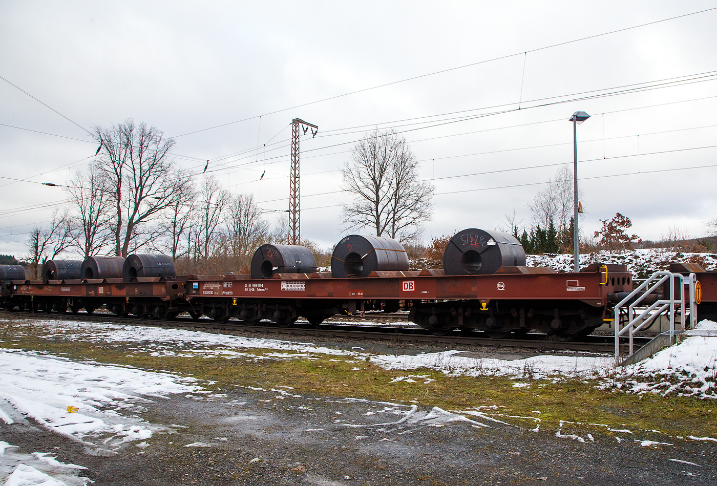 Sechsachsiger Drehgestellflachwagen, mit Lademulden für Coiltransporte (Blechrollen), 31 80 4868 610-5, der Gattung Sahmms 711.0, der DB Cargo AG, abgestellt am 08.11.2015 in Kreuztal. am 27.01.2023 im Zugverband bei der Durchfahrt in Rudersdorf (Kr. Siegen), beladen mit drei Warmband-Coils. Solch ein Coil wiegt 25 bis 30 t, da ist schnell die Lastgrenze erreicht.

Von diesen Wagen wurden 450 Stück zwischen 1991 und 1993 von Waggonbau Graaff (eine Tochter der VTG AG) gebaut.

Der Wagen ist speziell für die Beförderung schwerer nicht witterungsempfindlicher Blechrollen geeignet. Das Untergestell besteht aus zwei durchgehenden äußeren Langträgern aus St 52, die durch die beiden Hauptquerträger - eine Schweißkonstruktion aus St 52-Blechen - und weiteren Walzprofilträgern verbunden sind. Es ist für eine Belastung entsprechend 22,5 t Radsatzlast ausgelegt. Alle Querträger sind sattelförmig angeordnet, mit geleichterten Stegblechen verbunden und bilden 7 Lademulden. Die Mulden selbst bestehen aus 8 mm dicken Stahlblechen und haben im oberen Bereich eine Neigung von 45° und im unteren Bereich für Blechrollen kleineren Durchmessers eine Neigung von 30°.

TECHNISCHE DATEN:
Spurweite: 1.435 mm
Anzahl der Achsen: 6 in zwei Drehgestellen
Länge über Puffer: 16.400 mm
Drehzapfenabstand: 9.400 mm
Achsabstand im Drehgestell: 3.400 (2 × 1.700) mm
Drehgestell Bauart: 714
Gesamter Radsatzstand: 12.800 mm
Ladelänge: 14.920 mm
Ladebreite in den Mulden: 2.455 mm
Max. Coil-Ø: 2.500 mm
Höchstgeschwindigkeit: 100 km/h (beladen) /120 km/h (leer)
Zuladung bei Lastgrenze S (intern.): 74,1 t (ab Streckenklasse D)
Zuladung auf DB Netz ab Streckenklasse CE: 89,1 t (max.100 km/h)
Max. Tragfähigkeit: 104 t (bauartspezifische Tragfähigkeit)
Eigengewicht: 30.350 kg
Kleinster bef. Gleisbogenradius: R 75 m
Bauart der Bremse: KE-GP (LL)
Bremssohle: IP 116
Intern. Verwendungsfähigkeit: RIV