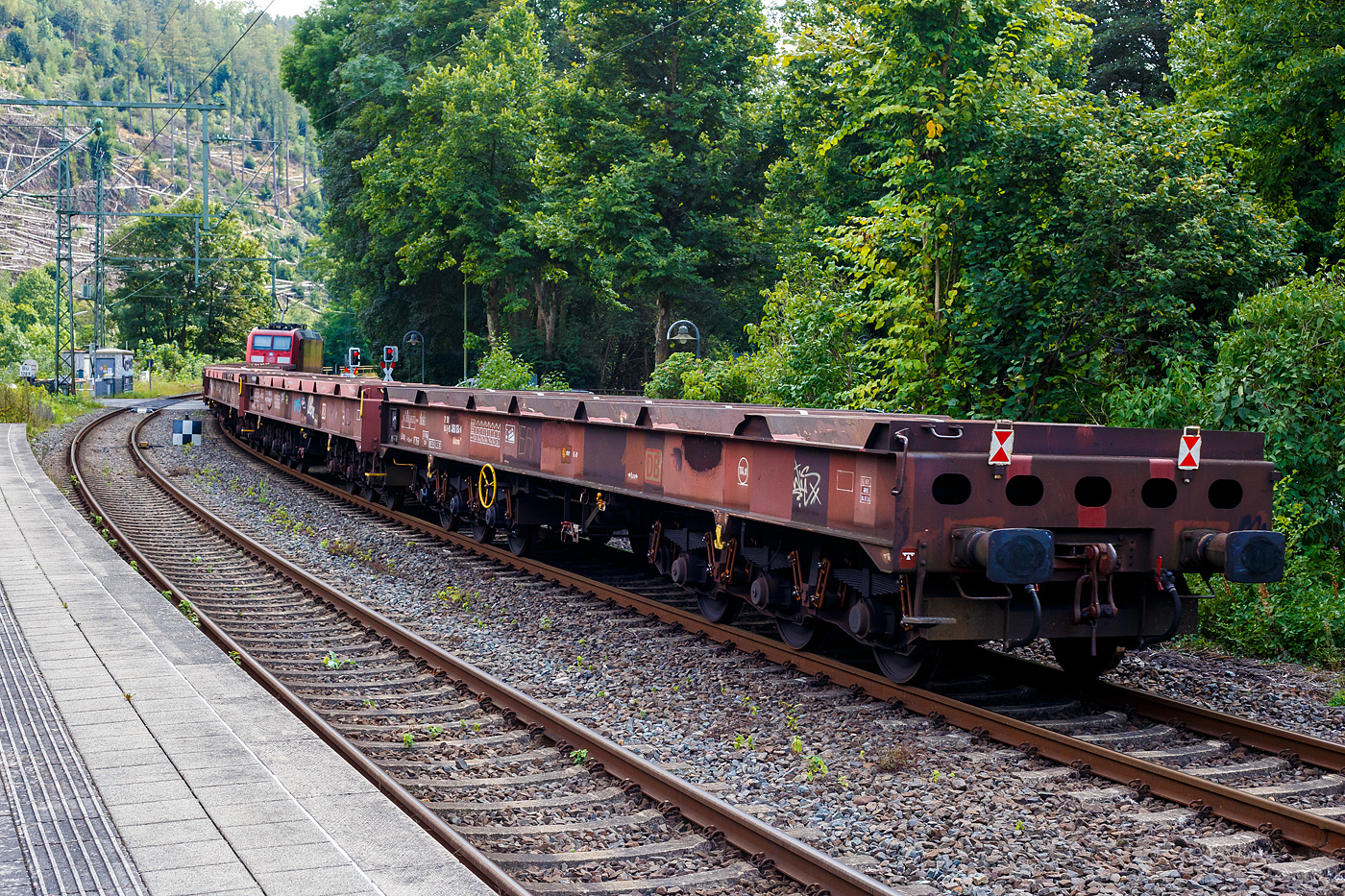Sechsachsiger Drehgestellflachwagen, mit Lademulden für Coiltransporte (Blechrollen), 31 80 4868 034-8, der Gattung Sahmms 711, der DB Cargo AG, 20 August 2024 im Zugverband bei der Durchfahrt in Kirchen/Sieg.

Der Wagen ist speziell für die Beförderung schwerer nicht witterungsempfindlicher Blechrollen geeignet. Das Untergestell besteht aus zwei durchgehenden äußeren Langträgern aus St 52, die durch die beiden Hauptquerträger - eine Schweißkonstruktion aus St 52-Blechen - und weiteren Walzprofilträgern verbunden sind. Es ist für eine Belastung entsprechend 22,5 t Radsatzlast ausgelegt. Alle Querträger sind sattelförmig angeordnet, mit geleichterten Stegblechen verbunden und bilden 7 Lademulden. Die Mulden selbst bestehen aus 8 mm dicken Stahlblechen und haben im oberen Bereich eine Neigung von 45° und im unteren Bereich für Blechrollen kleineren Durchmessers eine Neigung von 30°. Die vom Boden aus bedienbare Feststellbremse wirkt auf ein Drehgestell.

TECHNISCHE DATEN:
Spurweite: 1.435 mm (Normalspur)
Anzahl der Achsen: 6 in zwei Drehgestellen
Länge über Puffer: 16.400 mm
Drehzapfenabstand: 9.400 mm
Achsabstand im Drehgestell: 3.400 (2 × 1.700) mm
Drehgestell Bauart: 714
Ladelänge: 14.920 mm
Ladebreite in den Mulden: 2.455 mm
Max. Coil-Ø: 2.500 mm
Höchstgeschwindigkeit: 100 km/h (beladen) /120 km/h (leer)
Max. Zuladung bei Lastgrenze S (intern.): 74,0 t (ab Streckenklasse D) / auf 
DB Netz Streckenklasse CE 89,1 t (max.100 km/h)
Max. Tragfähigkeit: 104 t (bauartspezifische Tragfähigkeit)
Eigengewicht: 30.650 kg
Kleinster bef. Gleisbogenradius: R 75 m
Bauart der Bremse: KE-GP (LL)
Bremssohle: IP 116
Feststellbremse: Ja, wirkt auf ein Drehgestell.
Intern. Verwendungsfähigkeit: RIV
