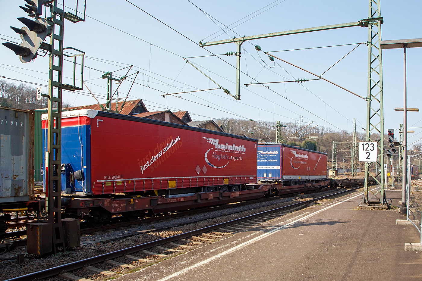 Sechsachsiger Gelenk-Taschenwagen (Doppeltaschenwagen in Gelenkbauart vom Typ T3000e), 31 80 4992 840-4 D-DB der Gattung Sdggmrs 738, der DB Cargo AG, beladen mit Sattelanhängern, am 25.03.2022 im Zugverband bei einer Zugdurchfahrt im Bf Betzdorf/Sieg.

Diese Wagen vom Typ T3000e wurde von Tatravagónka a.s. in Poprad (Slowakei) ab 2015 gebaut, die Entwicklung und auch Lizenzgeber ist die Ferriere Cattaneo SA in Giubiasco (Schweiz). Die Fabrikschilder kann man links am Wagenende erkennen. Baugleiche Wagen sind auch bei Kombiverkehr, Cemat, der CFL und Wascosa im Einsatz, die jeweils die Gattungskennzahl 4956 haben. Mögliche Ladeeinheiten sind zwei kranmanipulierbare Sattelauflieger oder alternativ bis zu vier Wechselbrücken und/oder Container. Dafür besitzt der Wagen einen dreifach verstellbaren Stützbock sowie für die Ladungseinheiten feste und klappbare Aufsetzzapfen auf den Langträgern. Das maximale Zuladegewicht beträgt für Sattelauflieger 2 × 40 t; die Basishöhe liegt bei 270 mm über SO.

Zwischen 2015 und 2018 beschafft DB Cargo weitere 500 dieser Wagen vom Typ T3000e, die jedoch nicht ss-fähig sind und als Sdggmrs 738.1 bezeichnet werden (anstelle der Sdggmrss 738). Durch technische Änderungen wird der Verschleiß an Radsätzen und Bremssohlen im Vergleich zum Vorgängermodell reduziert.

TECHNISCHE DATEN:
Spurweite: 1.435 mm
Eigengewicht: 34.500 kg
Länge über Puffer: 34.200 mm
Drehzapfenabstand: 2 x 14.200 mm
Achsabstand in den Drehgestellen: 1.800 mm
Laufraddurchmesser: 920 mm (neu) / 860 mm (abgenutzt)
Ladelänge: 2 × 16.100 mm
Max. Radsatzlast (S): 20 t
Max. Ladegewicht bei Streckenklasse D : 100 t
Max. Geschwindigkeit: 100 km/h (beladen) / 120 km/h (leer)
Bremse: 2 x DK-GP-A
Bremssohle: Jurid 816M (K-Sohle)
Kleinster  befahrbarer Kurvenradius: R 75 m (R 150 m im Zugverband)
Intern. Verwendungsfähigkeit: TEN – GE