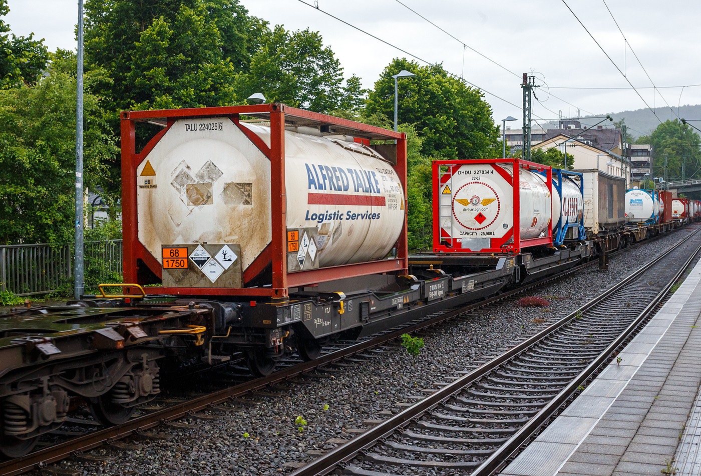 Sechsachsiger Gelenk-Taschenwagen (Doppeltaschenwagen in Gelenkbauart vom Typ T3000e), 37 80 4956 001-4 D-KOMBI der Gattung Sdggmrss, der Kombiverkehr GmbH & Co KG (Frankfurt am Main), am 21 Juni 2024 im Zugverband bei einer Zugdurchfahrt im Bf Kirchen/Sieg, hier beladen mit drei 20 Fuß Tankcontainern. 

Diese Güterwagen sind zum Transport von kranmanipulierbaren Sattelaufliegern und genormten Wechselbehältern / Containern an allen europäischen Eisenbahnstrecken mit Normalspurweite bestimmt, auch bekannt als intermodaler Verkehr.

TECHNISCHE DATEN:
Spurweite: 1.435 mm (Normalspur)
Länge über Puffer: 34.200 mm
Drehzapfenabstand: 2 x 14.200 mm
Radsatzstand in den Drehgestellen: 1.800 mm
Ladelänge: 2 x 16.185 mm
Nutzbare Länge des Raums zwischen den Schutzträger: 10.490 mm
Raumbreite zwischen Längsträgern: min. 2.700 mm
Eigengewicht: 34.300 kg
Max. Zuladung bei Lastgrenze S: 100,0 t (ab Streckenklasse D)
Max. Zuladung bei Lastgrenze SS: 85,0 t (ab Streckenklasse C)
Max. Geschwindigkeit: 100 km/h (bei Lastgrenze S) / 120 km/h (bei Lastgrenze SS und leer)
Kleinster befahrbarer Kurvenradius: R 75 m (R 150 m im Zugverband)
Intern. Verwendungsfähigkeit: TEN  GE / G1

