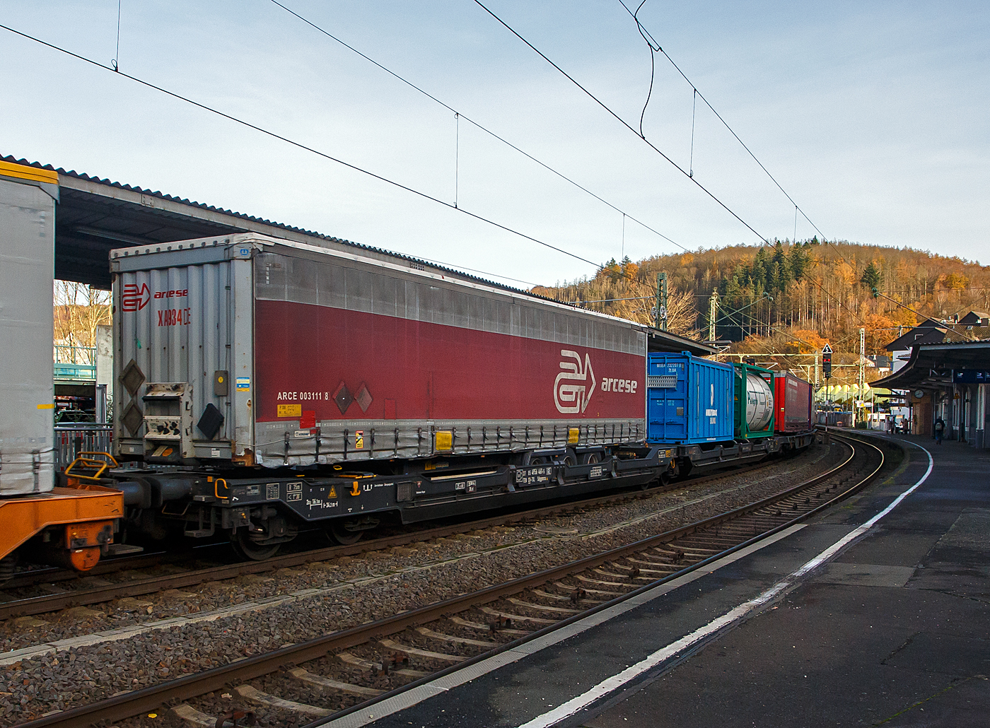 Sechsachsiger Gelenk-Taschenwagen (Doppeltaschenwagen T3000e), 37 85 4956 461-5 CH-TXL, der Gattung Sdggmrss, der TX Logistik AG (Troisdorf), am 22 November 2023 im Zugverband bei der Durchfahrt in Betzdorf (Sieg), hier beladen mit einem Sattelanhängern und zwei 20´-Containern. Die TXL gehört seit 2017 zu 100 Prozent der Mercitalia Gruppe, einer Tochtergesellschaft der Ferrovie delle Stato Italiane.

Diese Wagen vom Typ T3000e wurde von Tatravagónka a.s. in Poprad (Slowakei) ab 2015 gebaut, die Entwicklung und Konstruktion ist von der Ferriere Cattaneo SA in Giubiasco (Schweiz). Baugleiche Wagen sind auch bei anderen Halteren im Einsatz, die jeweils die Gattungskennzahl 4956 haben. Mögliche Ladeeinheiten sind zwei kranmanipulierbare Sattelaufliegern oder alternativ bis zu vier Wechselbrücken und/oder Container. Dafür besitzt der Wagen einen dreifach verstellbaren Stützbock sowie für die Ladungseinheiten feste und klappbare Aufsetzzapfen auf den Langträgern. Das maximale Zuladegewicht beträgt für Sattelauflieger 2 × 40 t; die Basishöhe liegt bei 270 mm über SO.

TECHNISCHE DATEN:
Spurweite: 1.435 mm
Länge über Puffer: 34.200 mm
Drehzapfenabstand: 2 x 14.200 mm
Achsabstand in den Drehgestellen: 1.800 mm
Laufraddurchmesser: 920 mm (neu) / 860 mm (abgenutzt)
Ladelänge: 2 × 16.185 mm
Eigengewicht: 35.000 kg
Max. Zuladung bei Lastgrenze S: 100,0 t (ab Streckenklasse D)
Max. Zuladung bei Lastgrenze SS: 85,0 t (ab Streckenklasse C)
Max. Geschwindigkeit: 100 km/h (bei Lastgrenze S) / 120 km/h (bei Lastgrenze SS und leer)
Kleinster befahrbarer Kurvenradius: R 75 m (R 150 m im Zugverband)
Intern. Verwendungsfähigkeit: TEN – GE