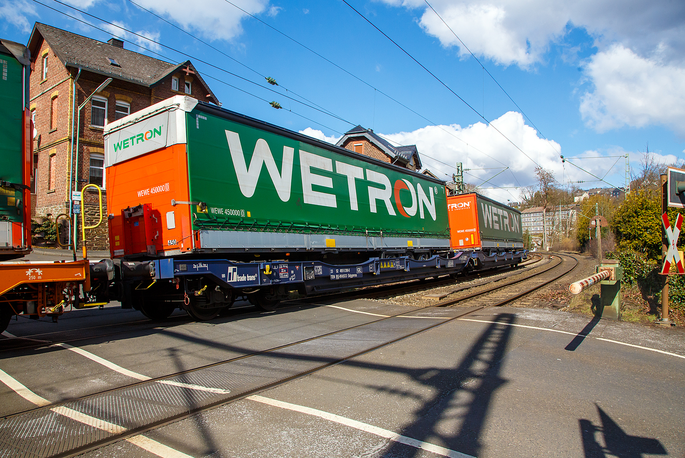 Sechsachsiger Gelenk-Taschenwagen (Doppeltaschenwagen Typ T3000e in Gelenkbauart) der Gattung Sdggmrss (33 52 4956 280-2 BG-WASCO der WASCOSA AG (eingestellt in Bulgarien) am 19.03.2021 im Zugverband bei der Durchfahrt in Kirchen an der Sieg.

Diese Güterwagen sind zum Transport von kranmanipulierbaren Sattelaufliegern und genormten Wechselbehältern / Containern an allen europäischen Eisenbahnstrecken mit Normalspurweite bestimmt, auch bekannt als intermodaler Verkehr.

Technische Daten:
Spurweite: 1.435 mm
Länge über Puffer: 34.200 mm
Drehzapfenabstand: 2 x 14.200 mm
Achsabstand im Drehgestellen: 1.800 mm
Laufraddurchmesser: 920 mm (neu) / 860 mm (abgenutzt)
Drehgestelle: 1x Y25Ls(s)i1f und 2 x Y25Lssi1-K
Eigengewicht: 35.700 kg 
Max. Zuladung bei Lastgrenze S: 99 t (ab Streckenklasse D)
Max. Zuladung bei Lastgrenze SS: 84 t (ab Streckenklasse C)
Max. Geschwindigkeit: 100 km/h (Lastgrenze SS und leer 120 km/h)
Kleinster befahrbarer Gleisbogen: R 75 m
Max. Radsatzlast S/SS:  22,5 t / 20 t
Ladelänge: 2 x 16.100 mm
Höhe der Ladeebene (bei Container) über S.O.: 1.155 mm